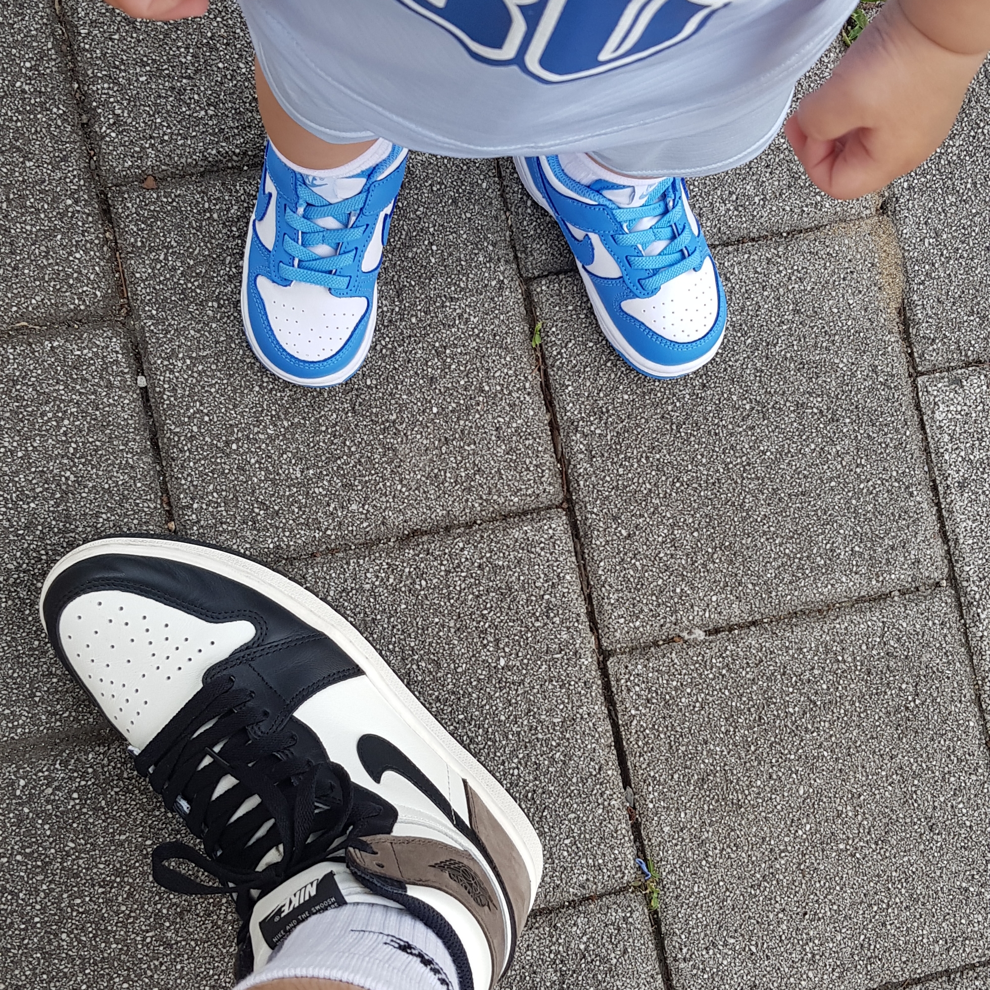 Jordan 1 Retro High OG Black Mocha, (TD) Nike Dunk Low University Blue 착용 스타일 - 1