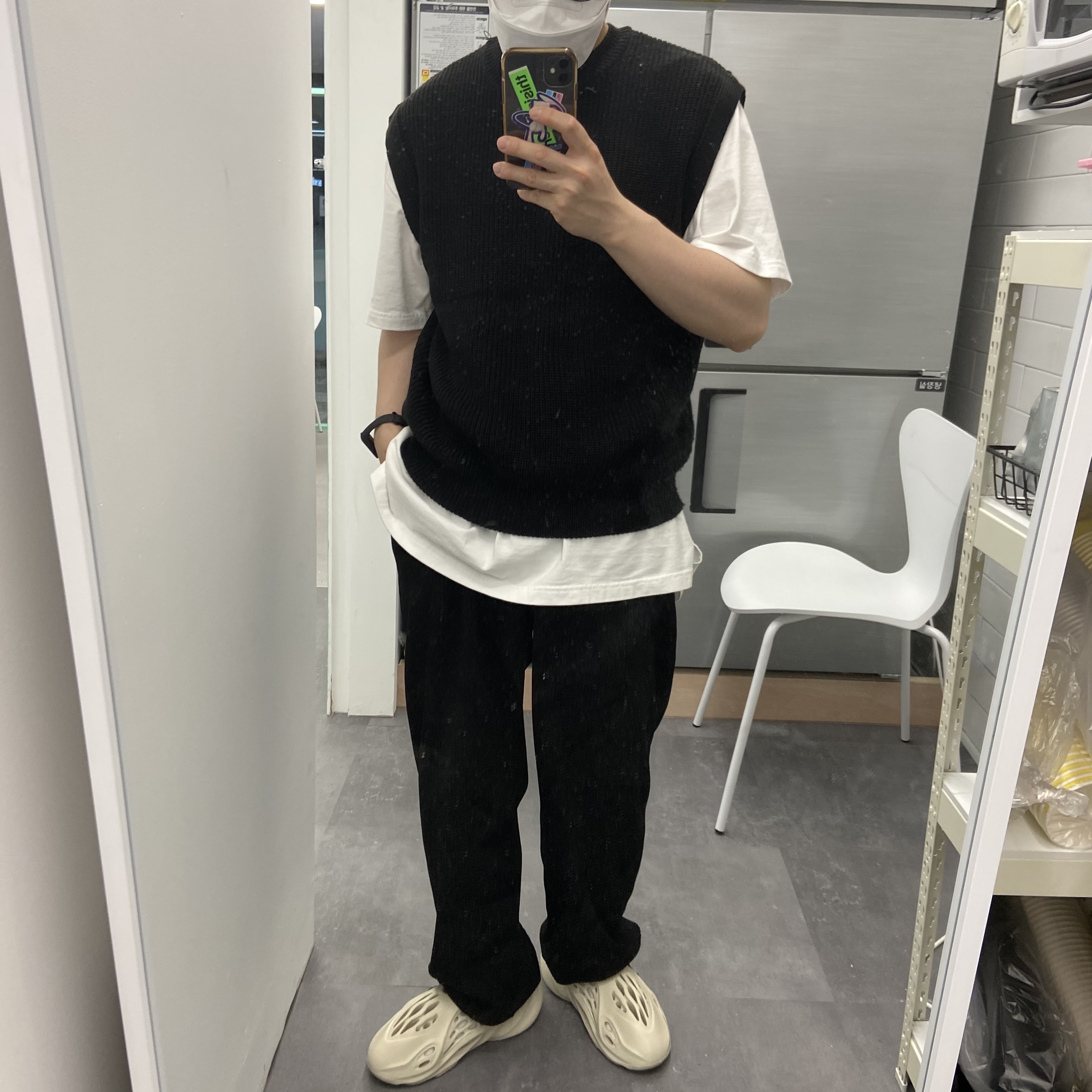 Adidas Yeezy Foam RNNR Sand 착용 스타일