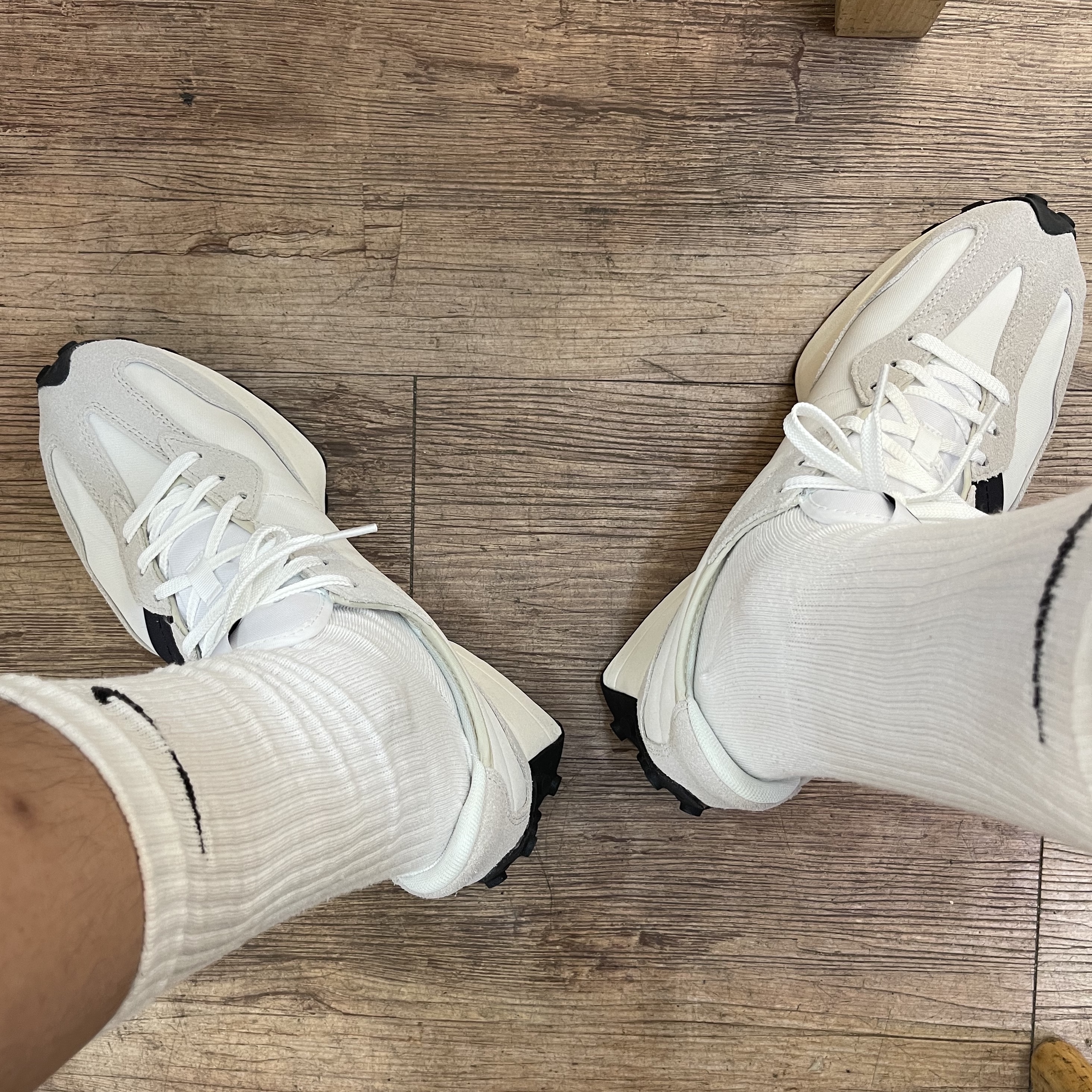 New Balance 327 White Black 착용 스타일