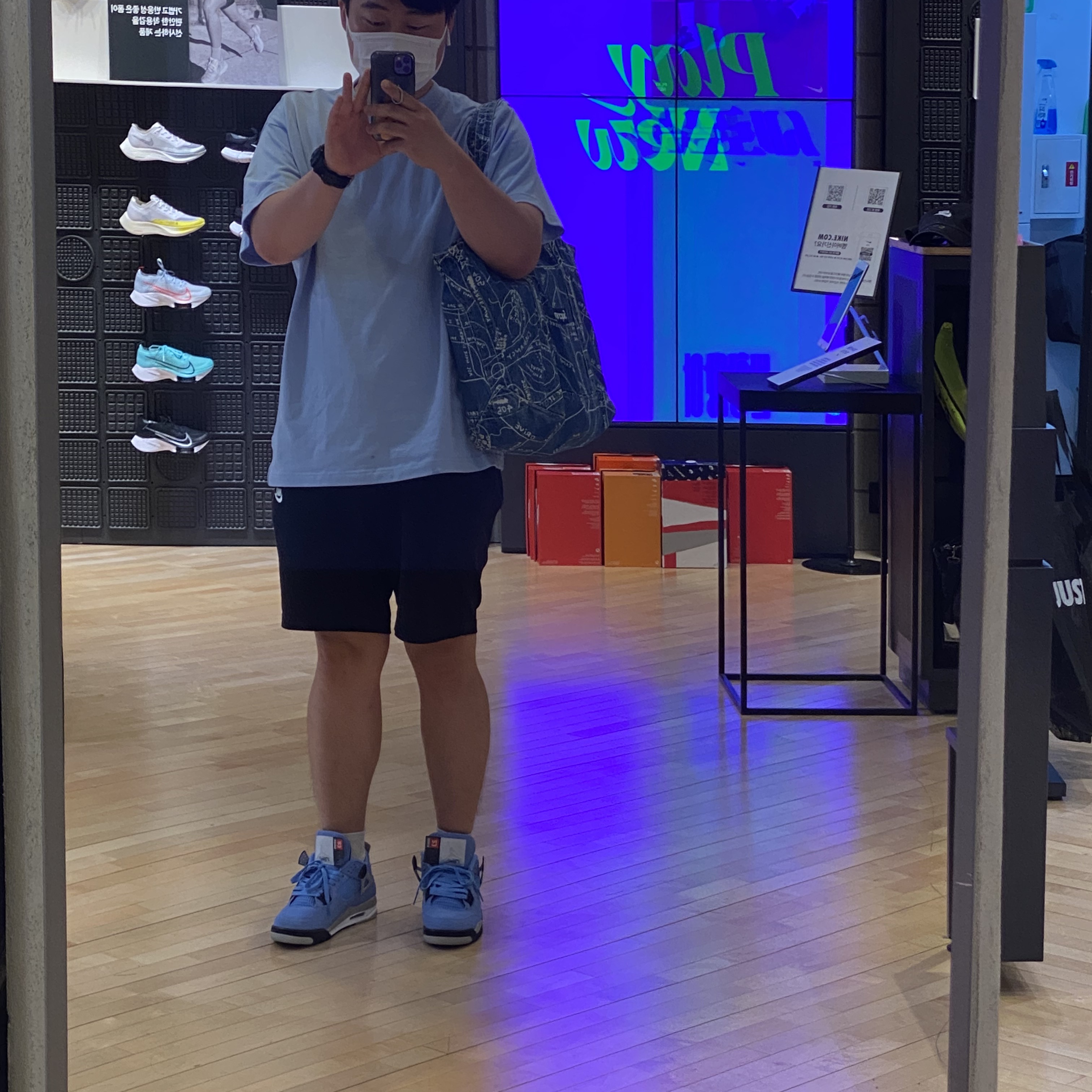 Jordan 4 Retro University Blue, Nike NRG Solo Swoosh T-Shirt Psychic Blue - Asia 착용 스타일 - 3