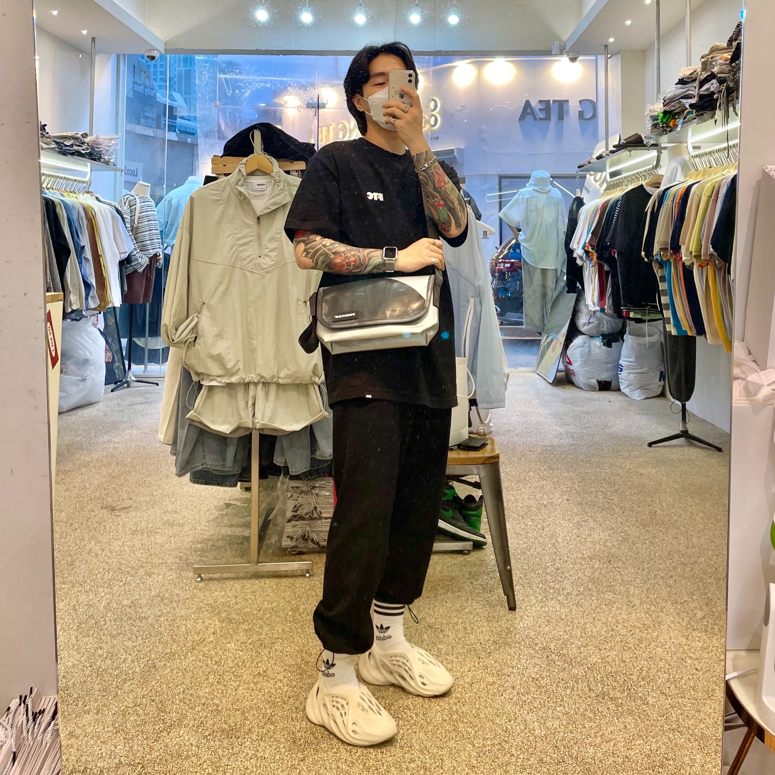 Adidas Yeezy Foam RNNR Sand 착용 스타일