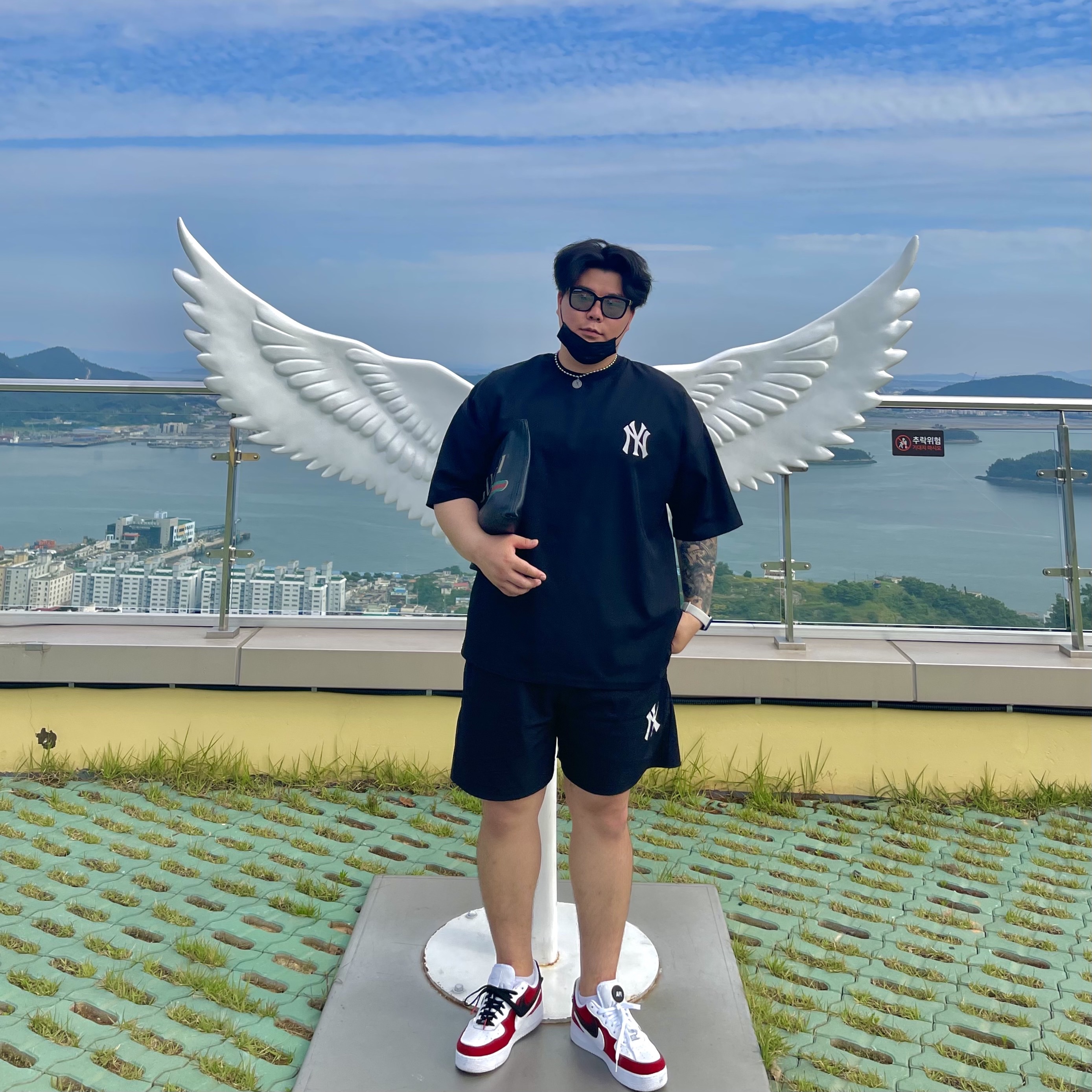 Nike Air Force 1/1 White Varsity Red 착용 스타일