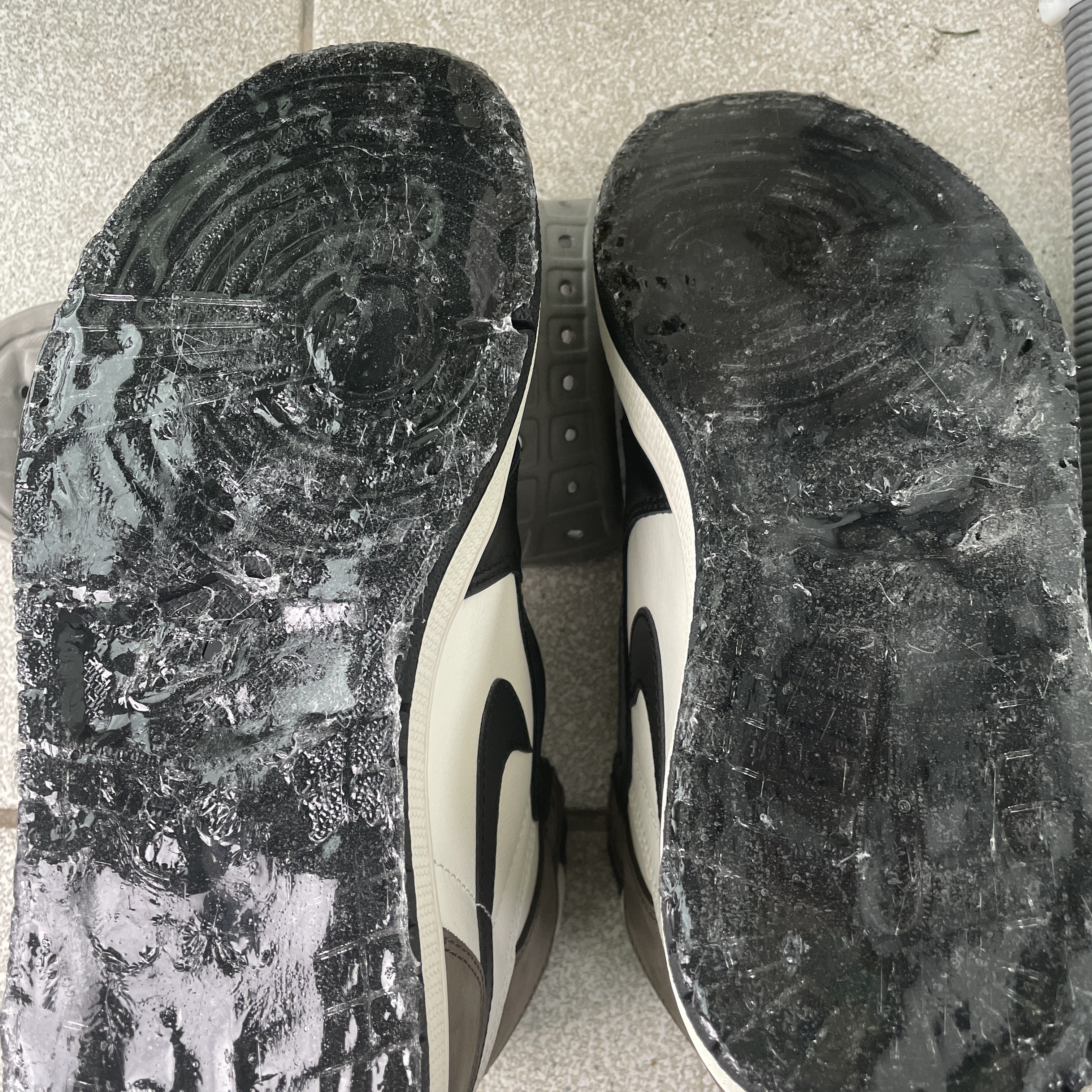 Jordan 1 Retro High OG Black Mocha 착용 스타일 - 2