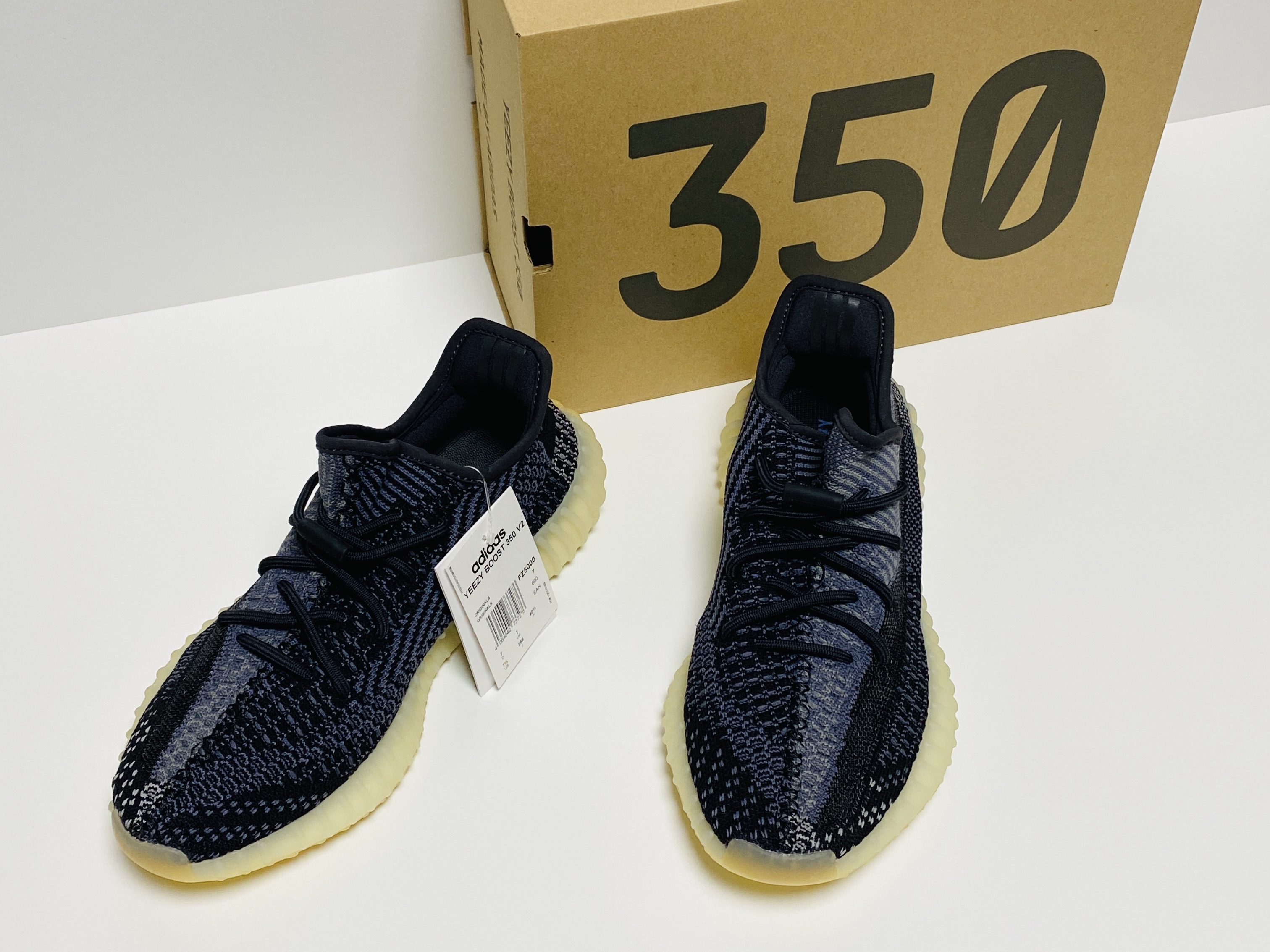 Adidas Yeezy Boost 350 V2 Carbon 착용 스타일 - 2