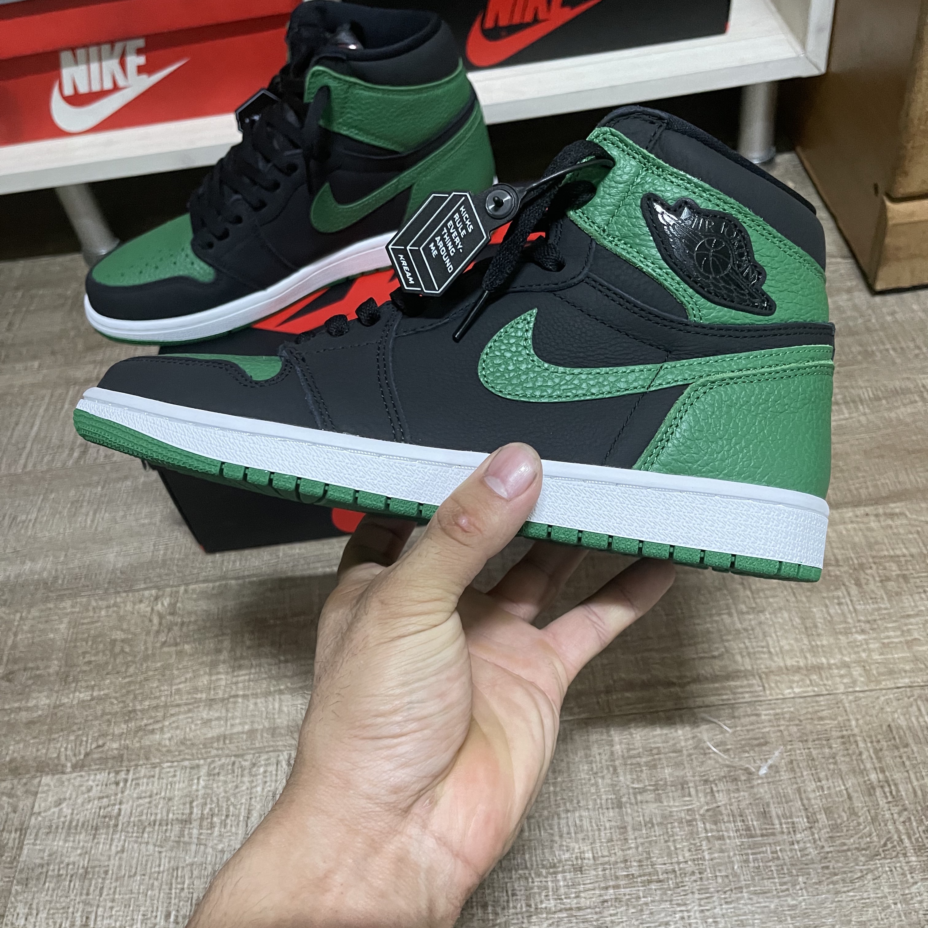 Jordan 1 Retro High OG Pine Green Black 착용 스타일 - 1