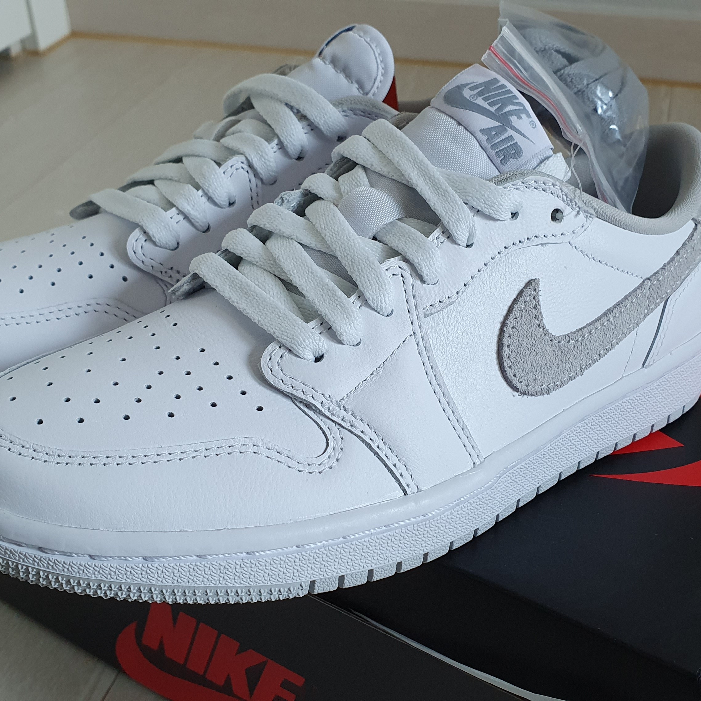 (W) Jordan 1 Low OG Neutral Grey 착용 스타일 - 2