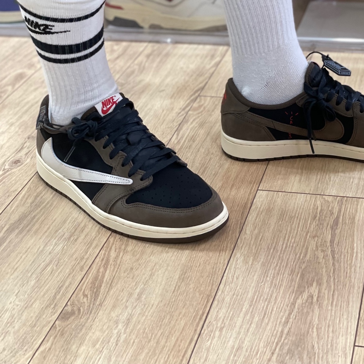 Jordan 1 x Travis Scott Retro Low OG SP Mocha 착용 스타일 - 2