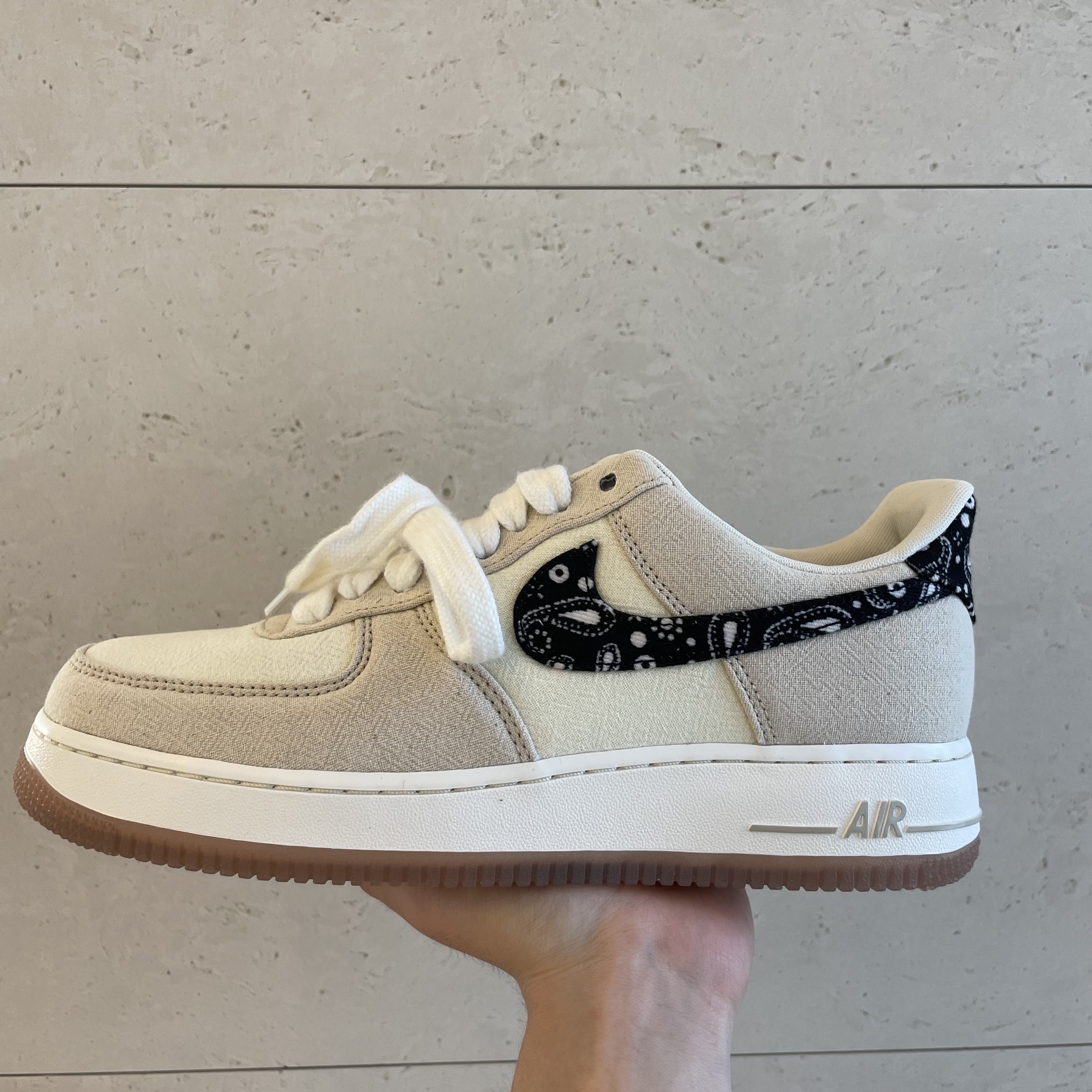 Nike Air Force 1 '07 LV8 Paisley Swoosh 착용 스타일