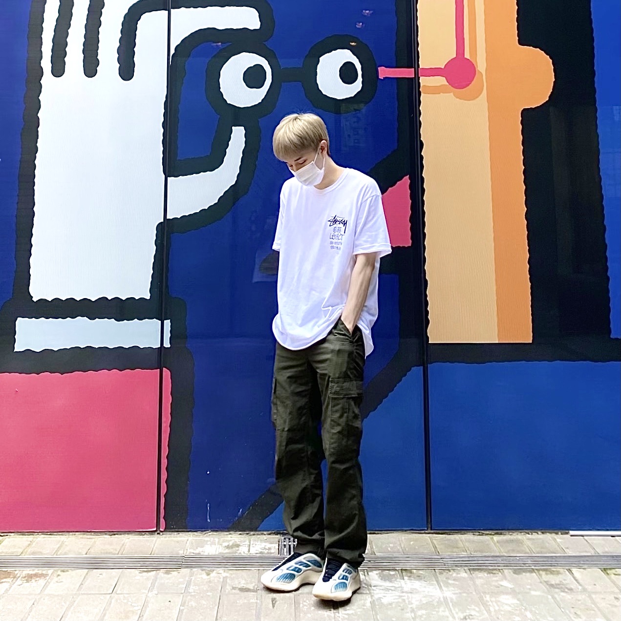 Stussy x Our Legacy Surfman T-Shirt White - 21SS, Adidas Yeezy 700 V3 Kyanite 착용 스타일