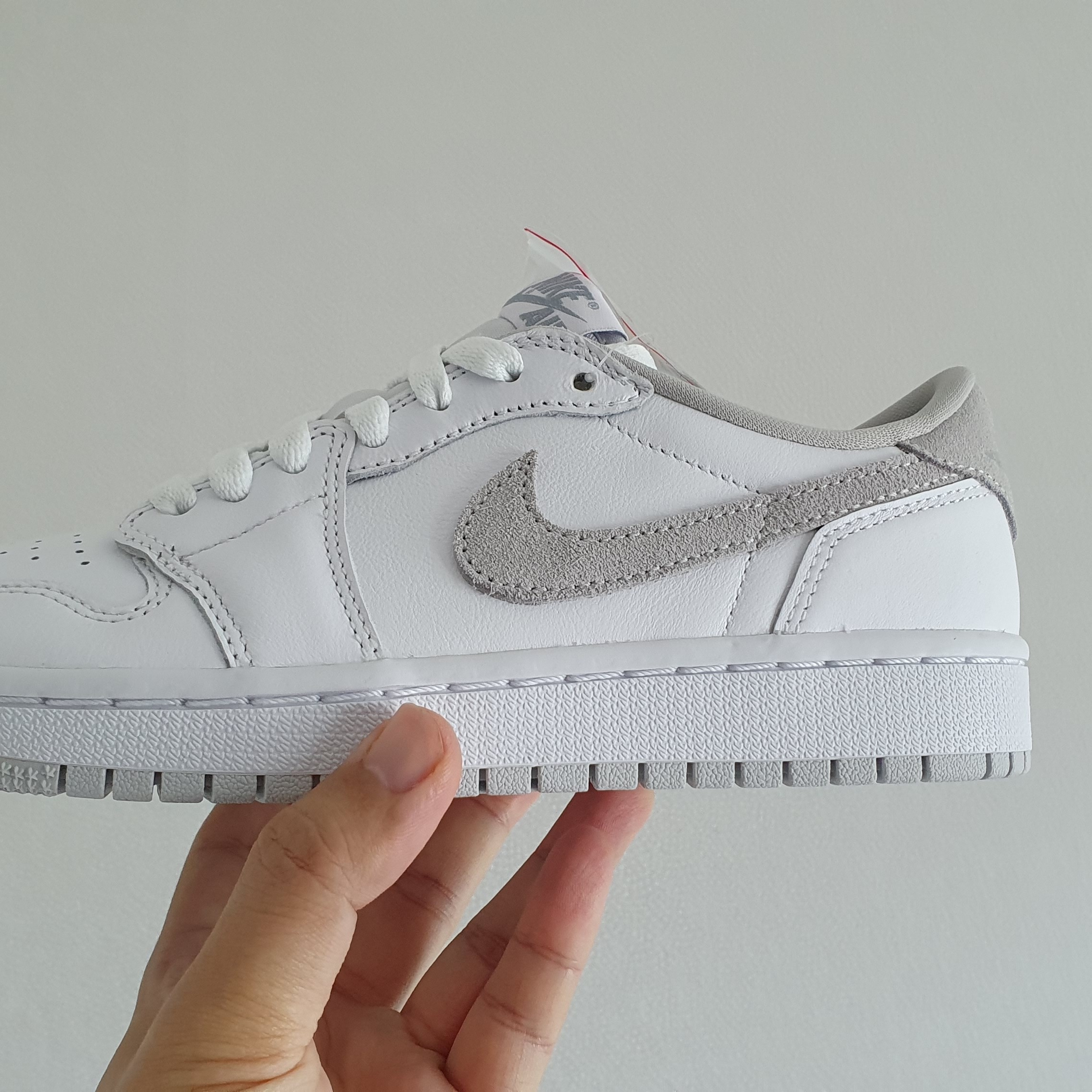 (W) Jordan 1 Low OG Neutral Grey 착용 스타일 - 1