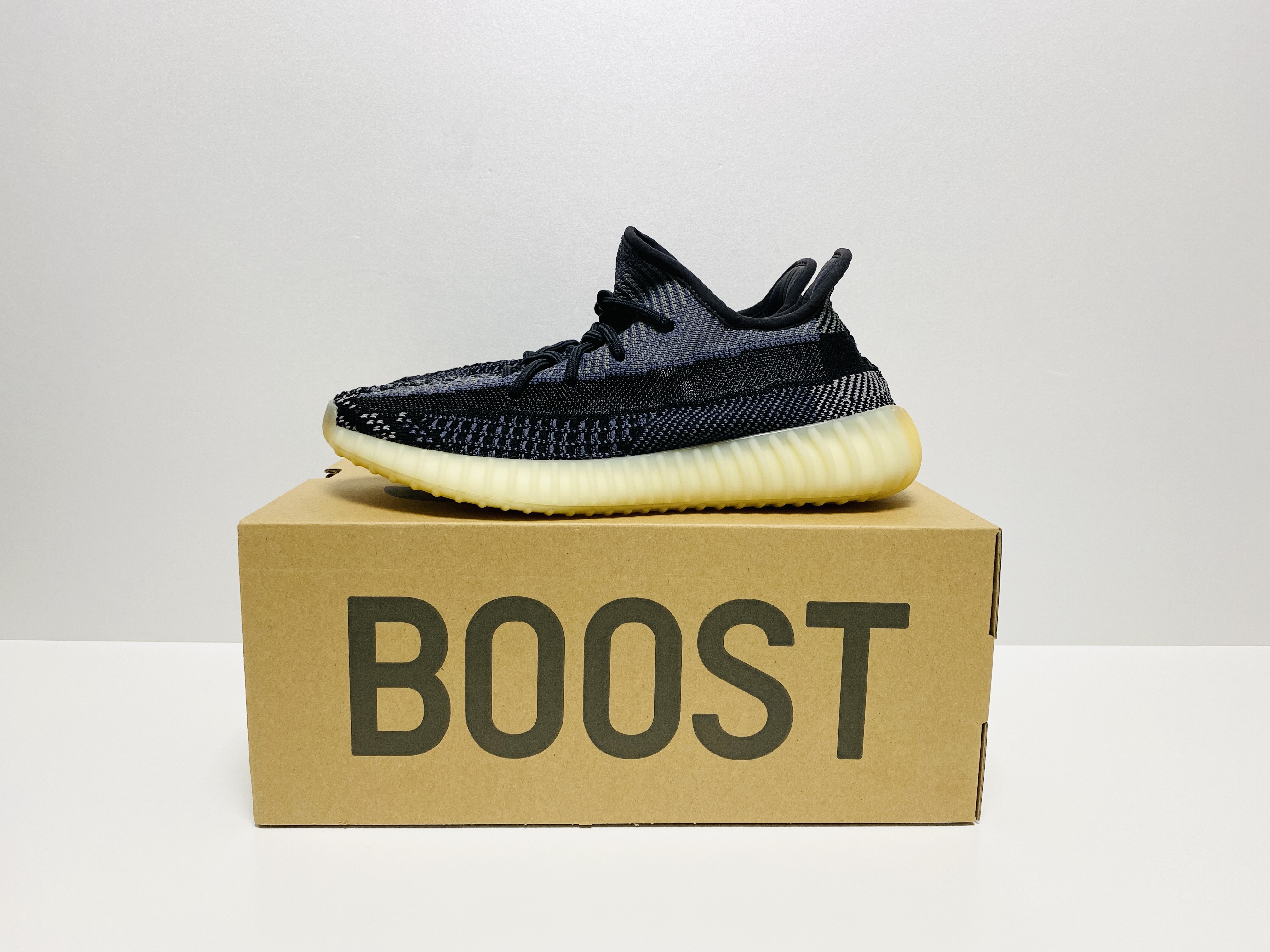 Adidas Yeezy Boost 350 V2 Carbon 착용 스타일 - 1