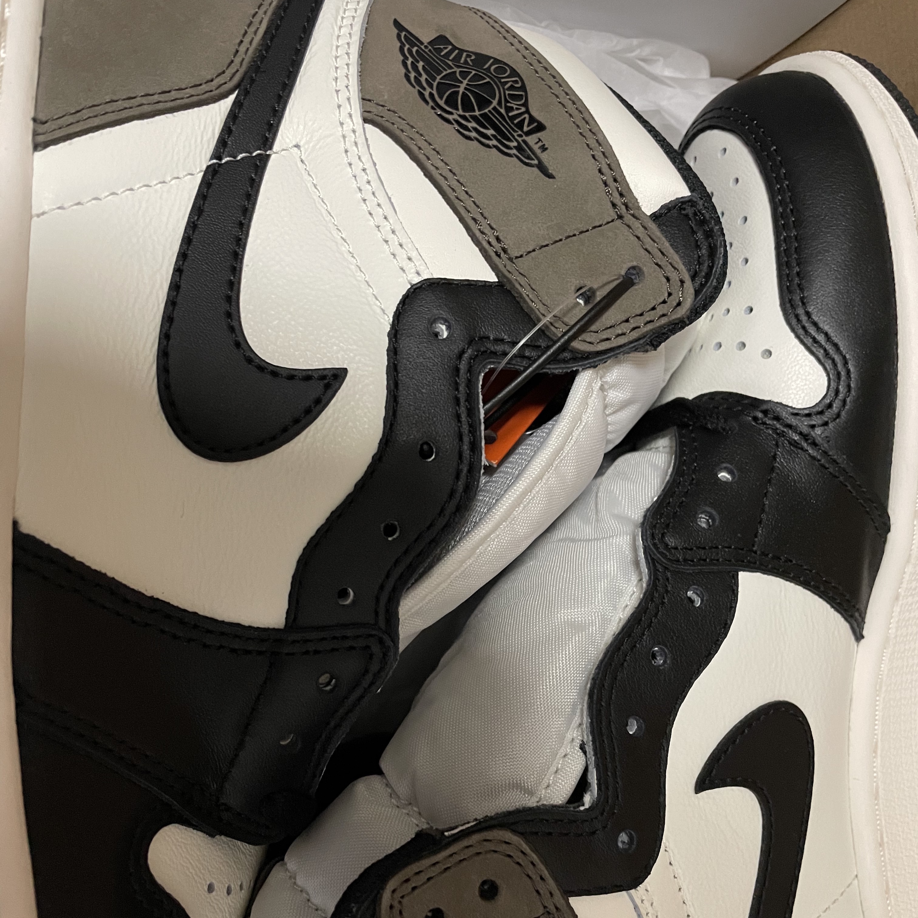 Jordan 1 Retro High OG Black Mocha 착용 스타일 - 1