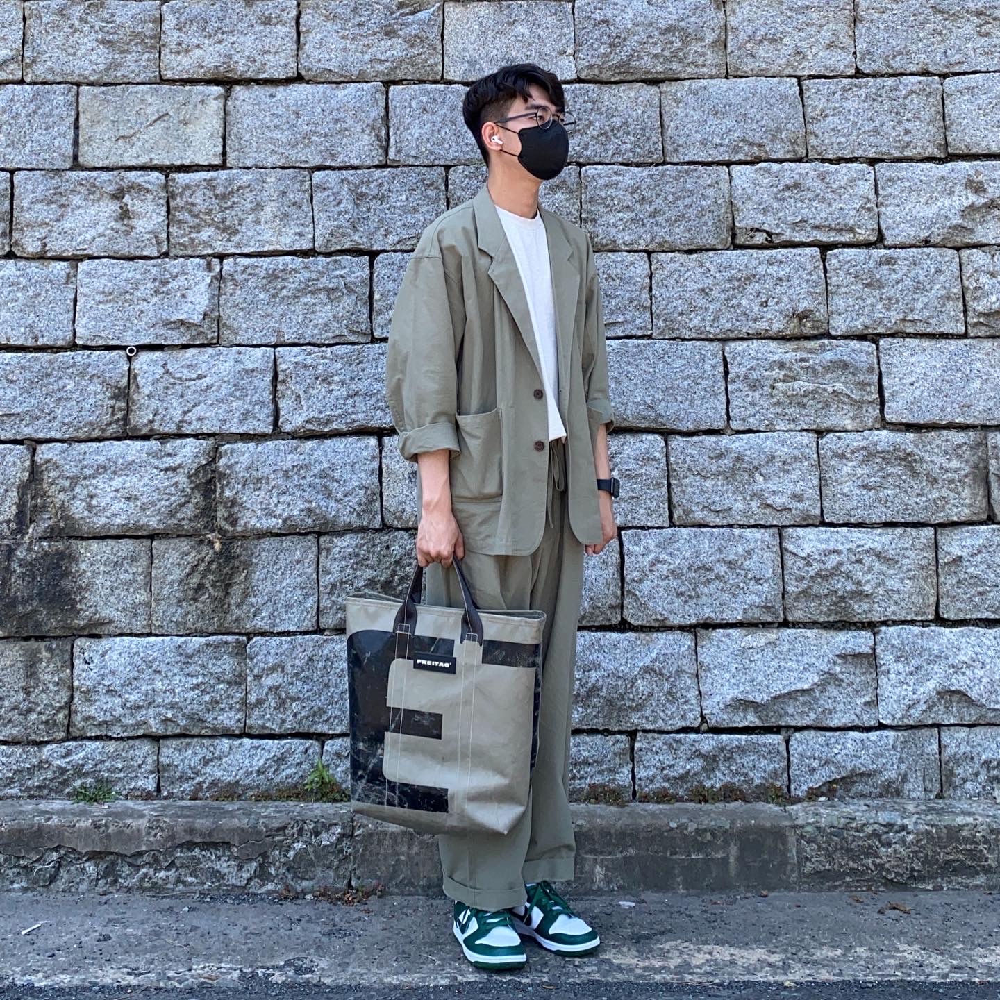 Nike Dunk Low Retro Varsity Green, Maison Kitsune x Ader Error Tetris Fox T-Shirt Off White 착용 스타일 - 2