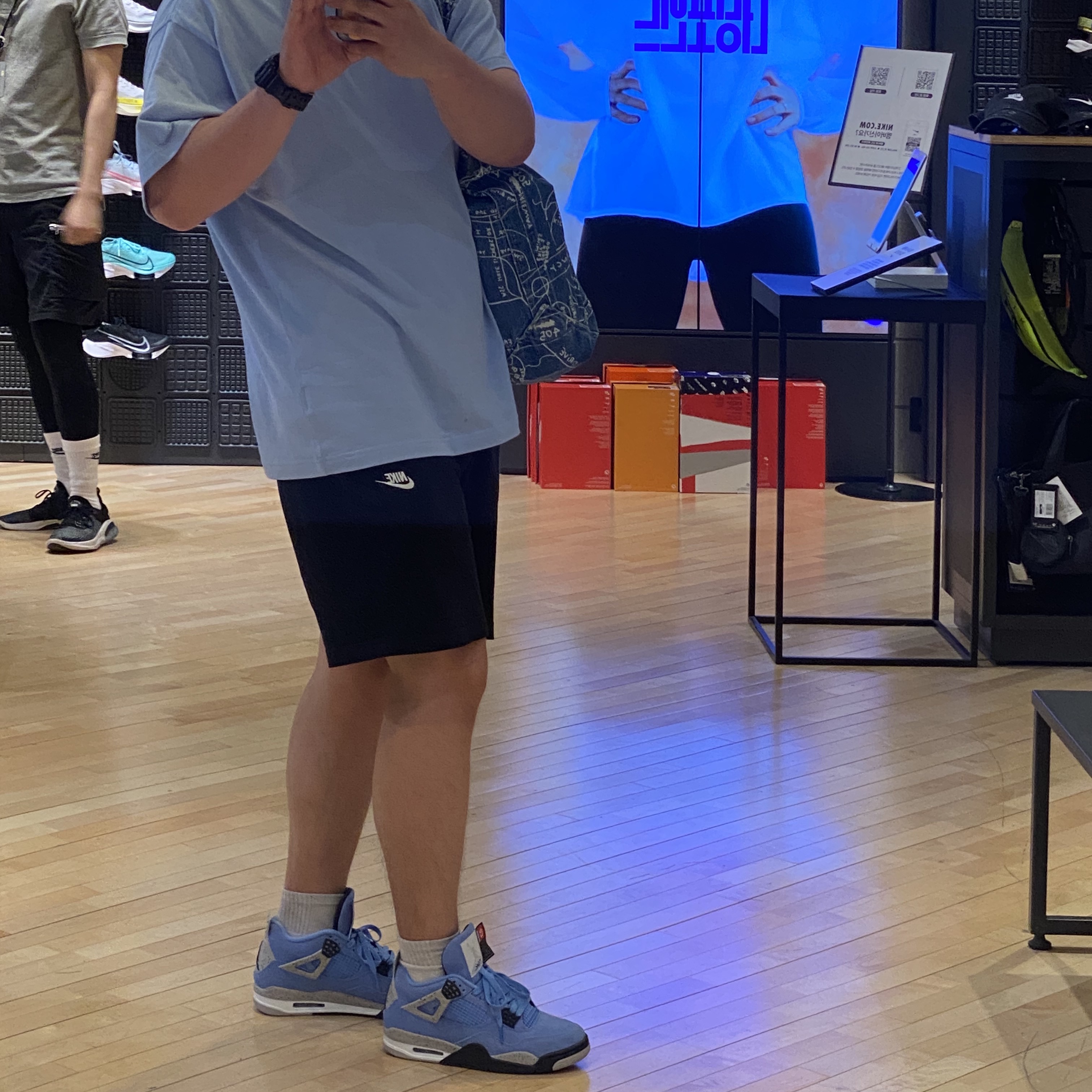 Jordan 4 Retro University Blue, Nike NRG Solo Swoosh T-Shirt Psychic Blue - Asia 착용 스타일 - 1