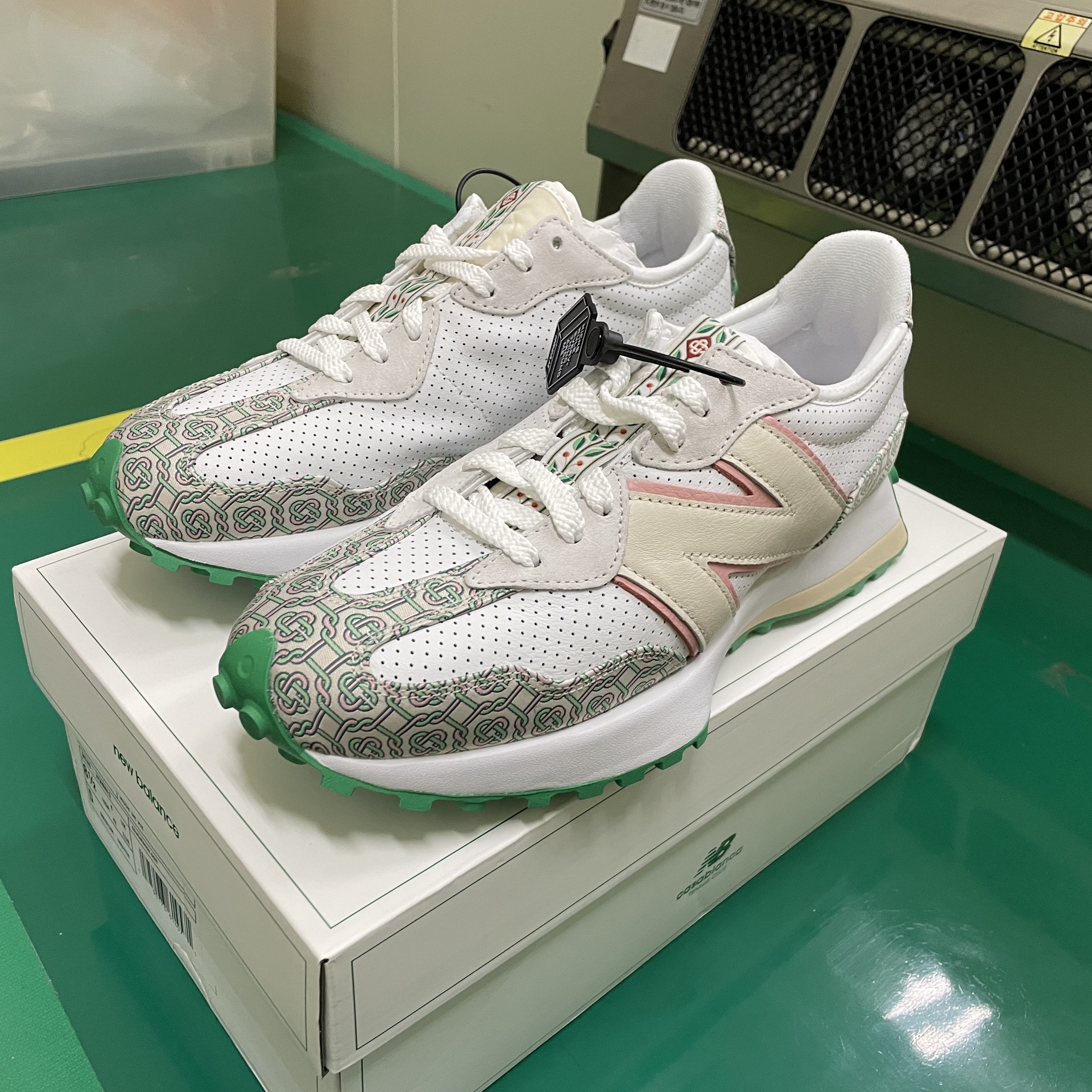 New Balance x Casablanca 327 Idealist Monogram White Green 착용 스타일