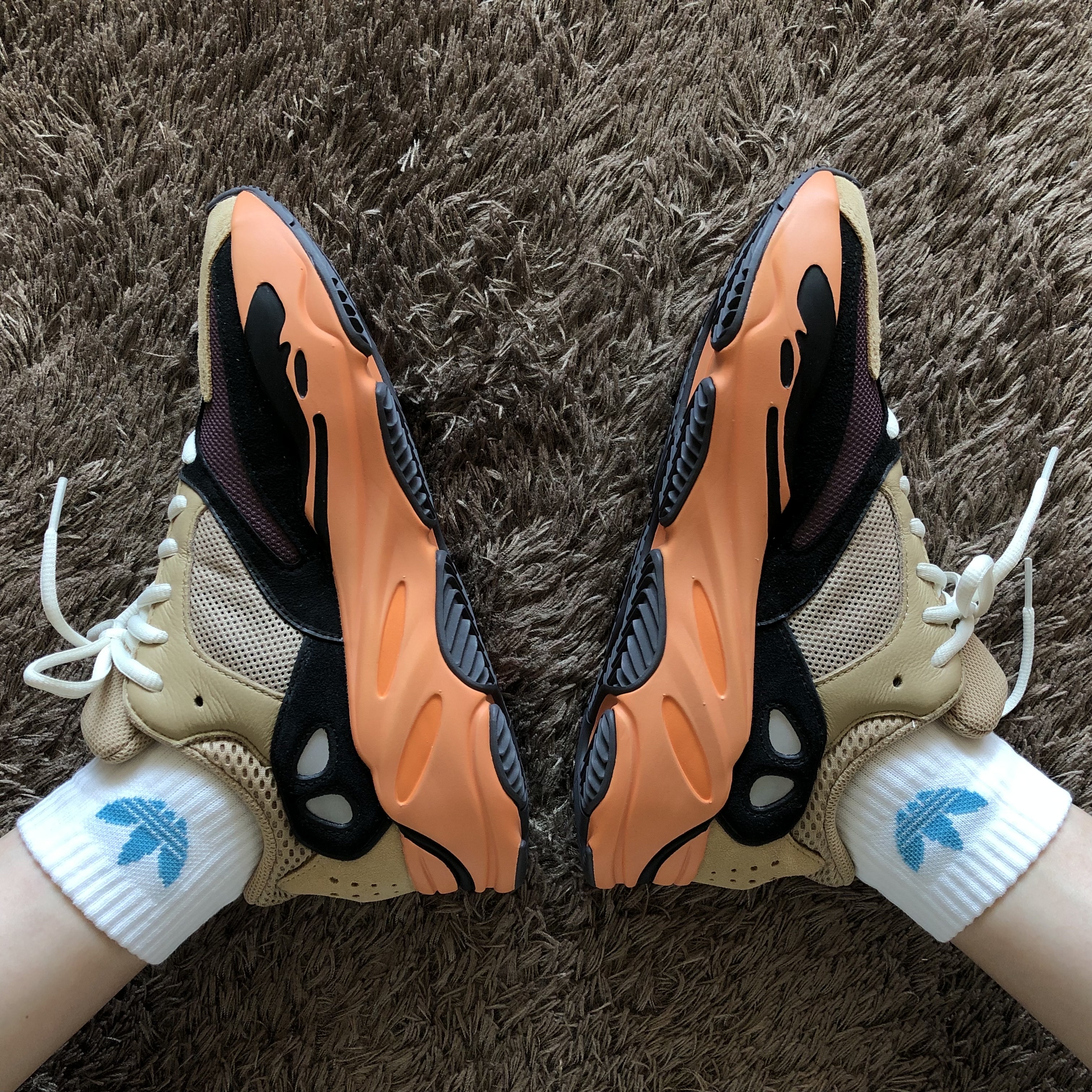 Adidas Yeezy Boost 700 Enflame Amber 착용 스타일 - 1