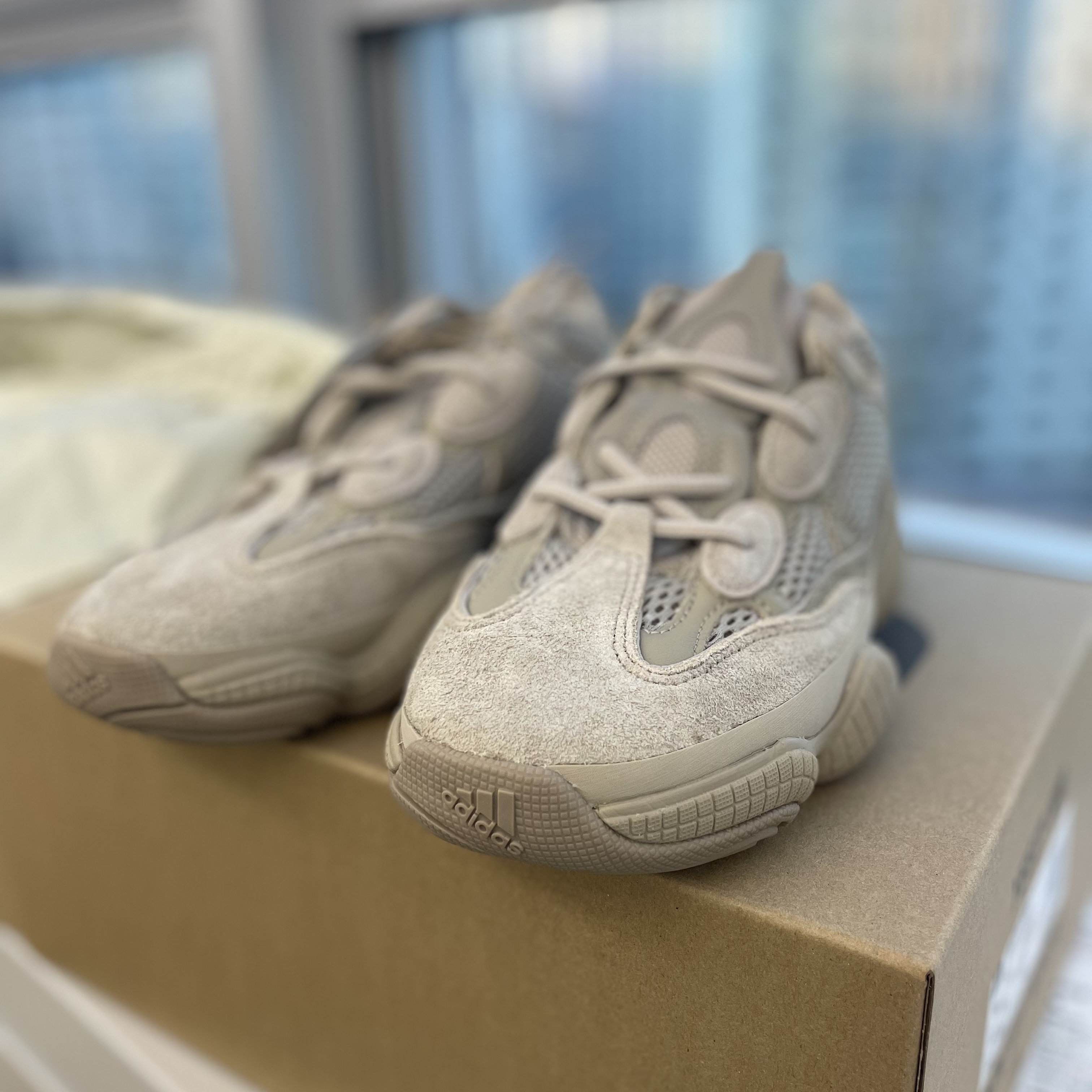Adidas Yeezy 500 Taupe Light 착용 스타일