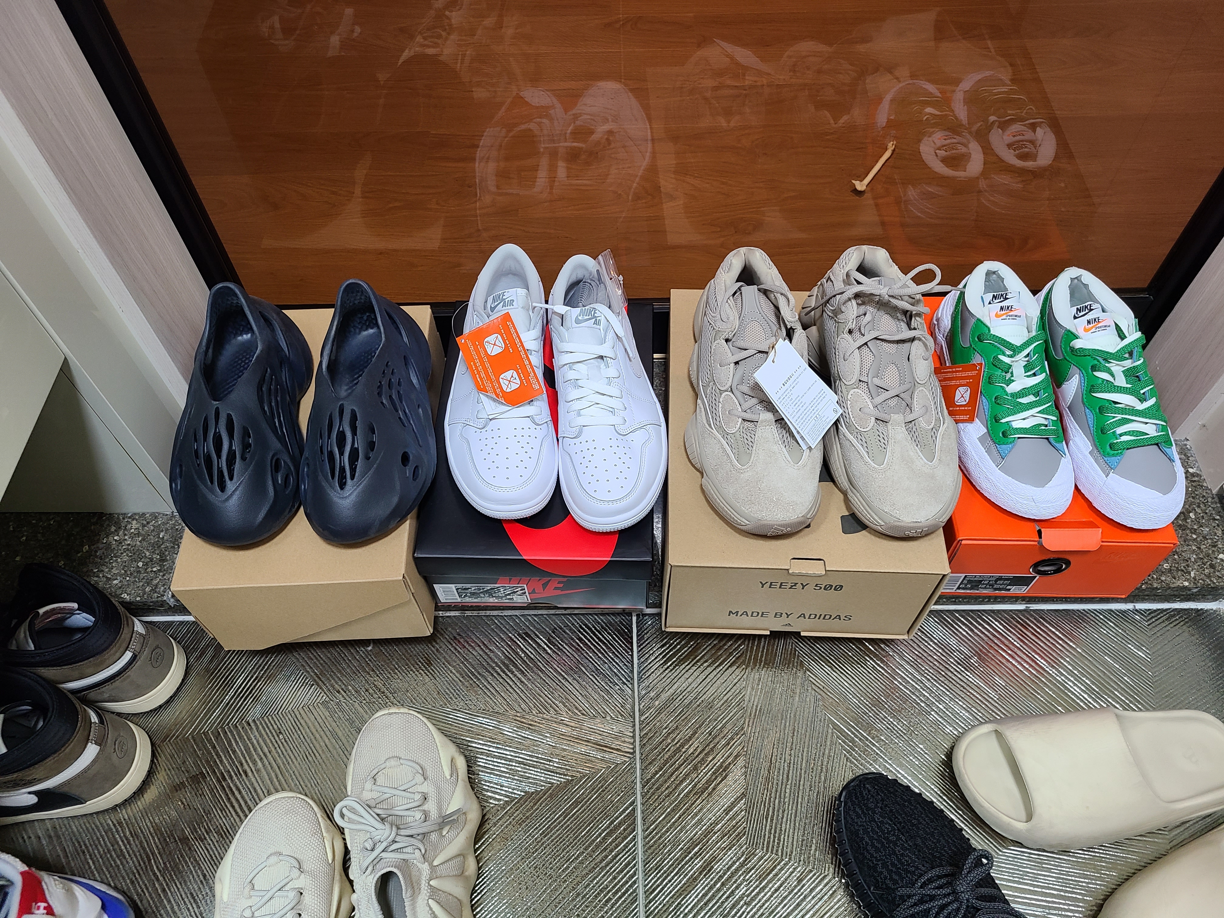 Adidas Yeezy Foam RNNR Mineral Blue, Jordan 1 Low OG Neutral Grey 착용 스타일