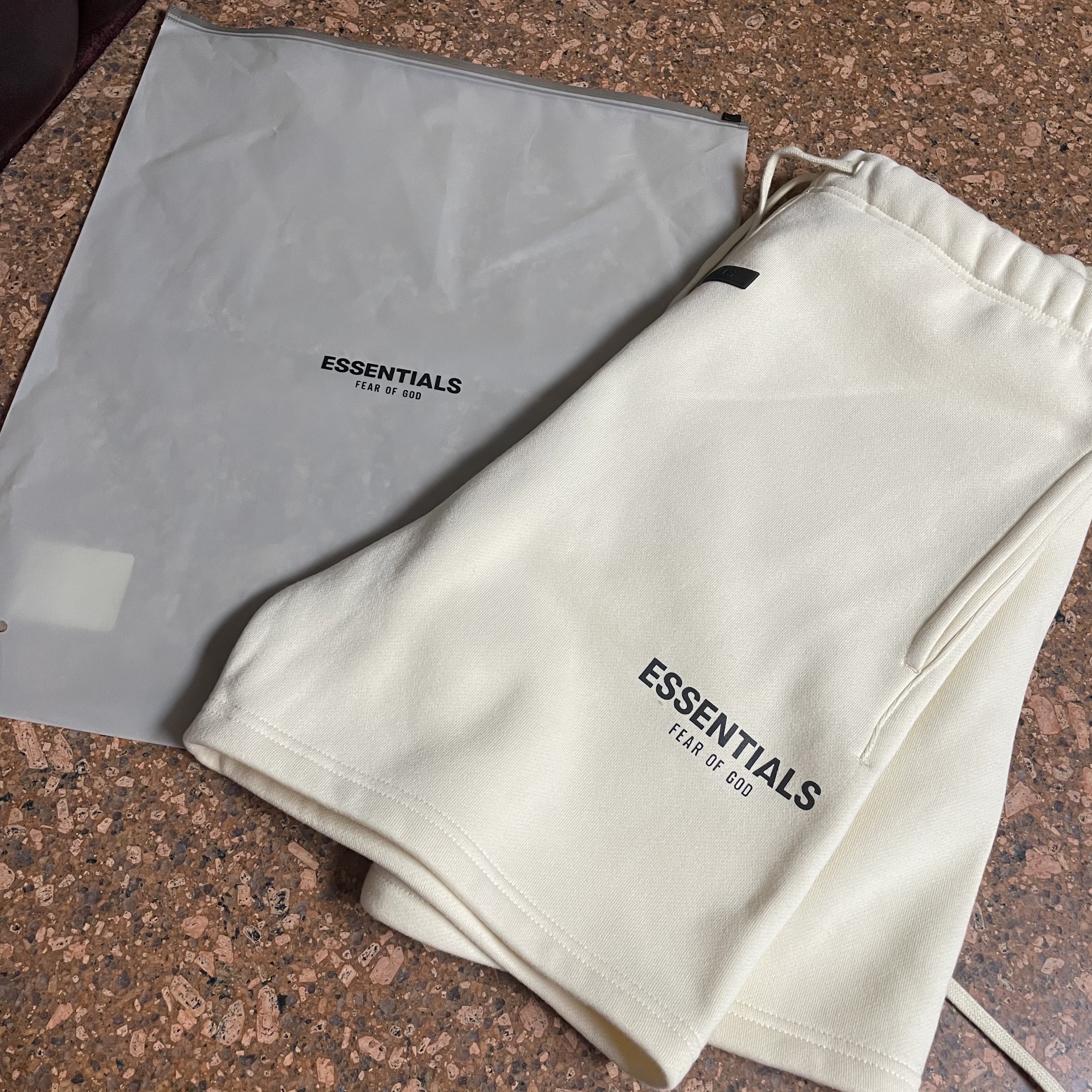 Essentials Sweatshorts Cream - 21SS 착용 스타일