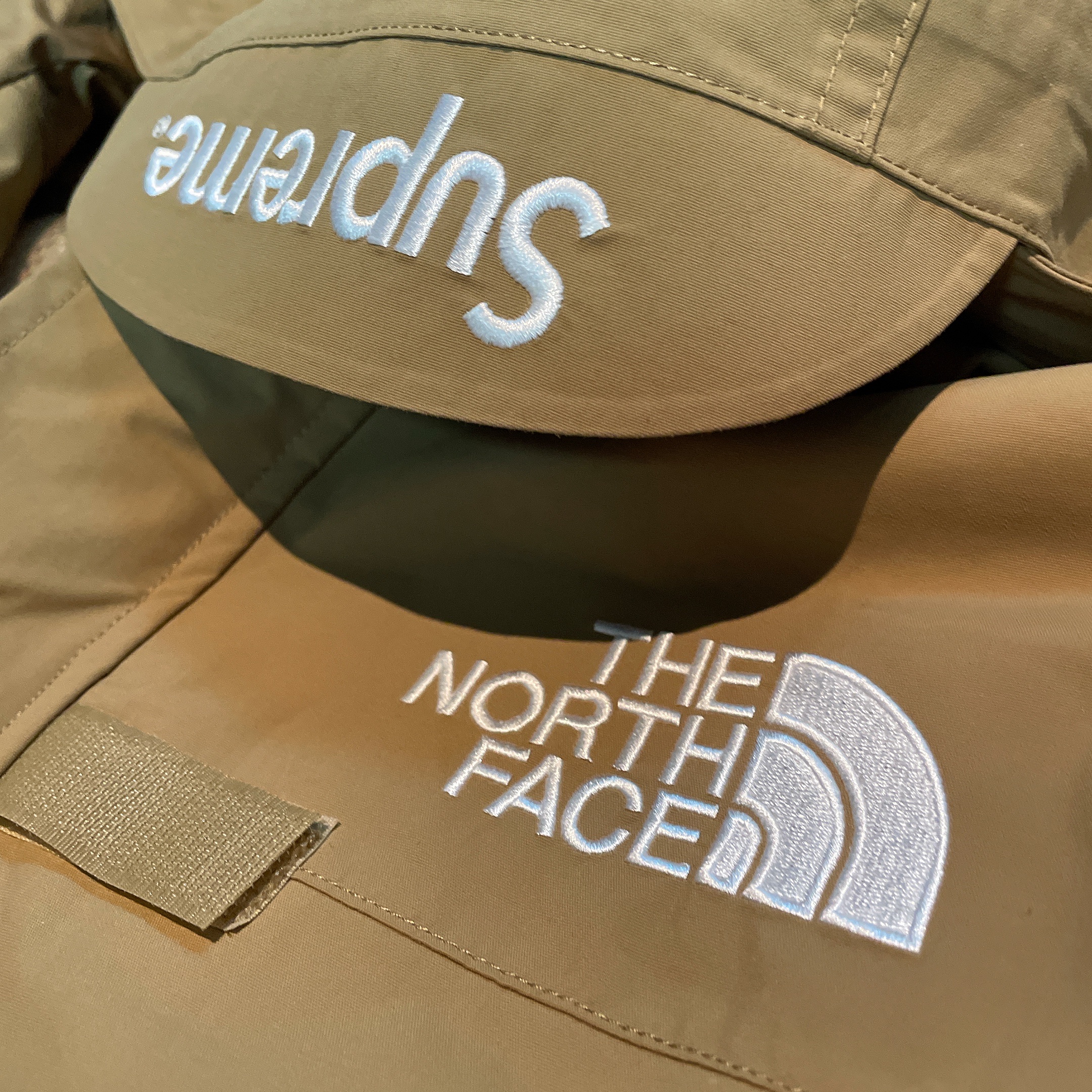 Supreme x The North Face Cargo Jacket Gold - 20SS 착용 스타일