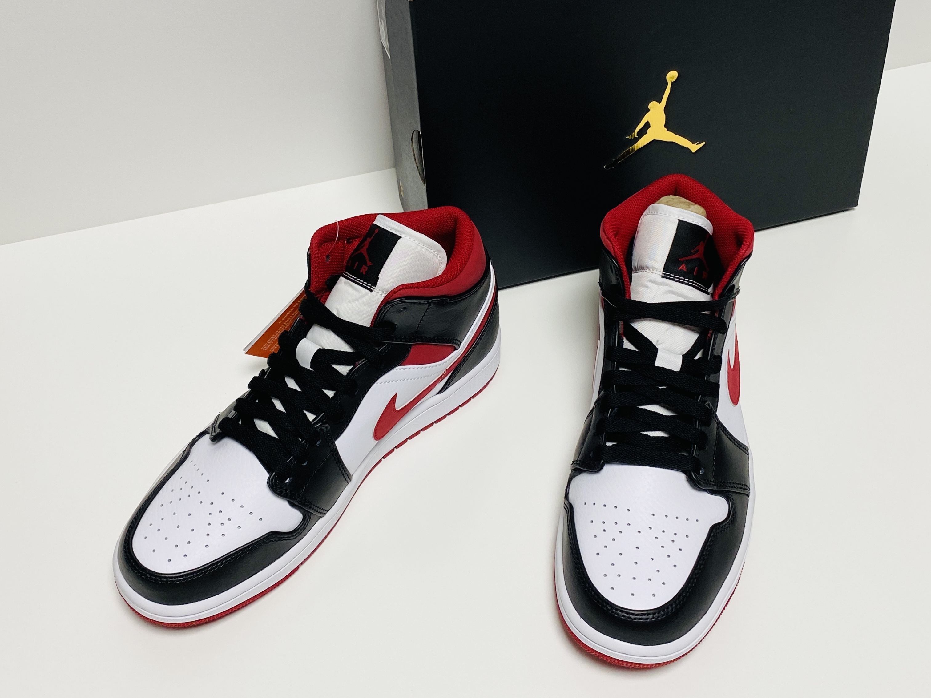 Jordan 1 Mid Gym Red Black White 착용 스타일 - 2