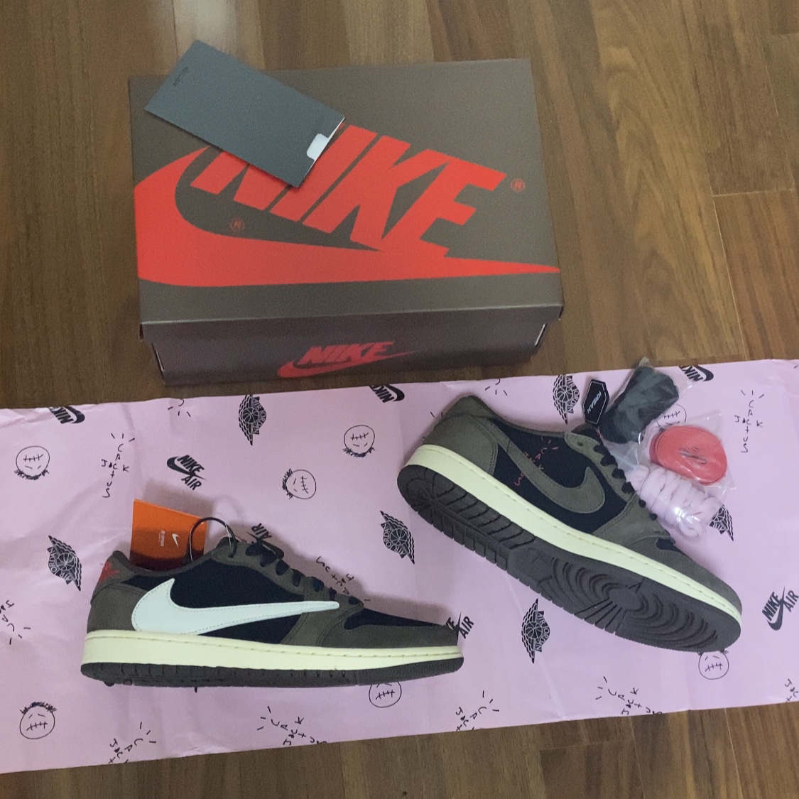 Jordan 1 x Travis Scott Retro Low OG SP Mocha 착용 스타일