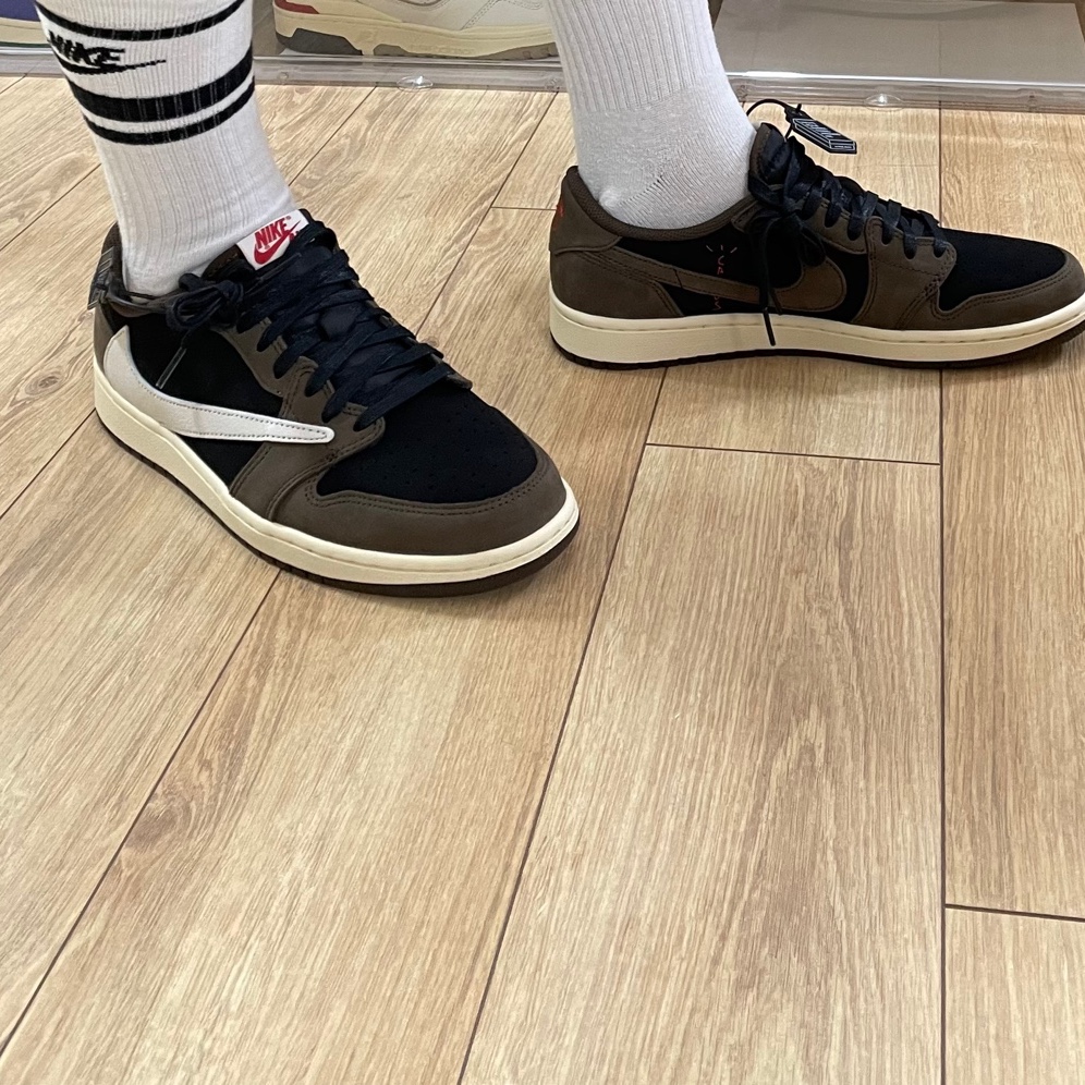 Jordan 1 x Travis Scott Retro Low OG SP Mocha 착용 스타일 - 3