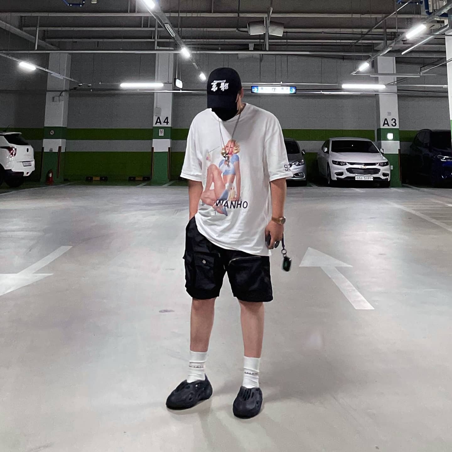 Adidas Yeezy Foam RNNR Mineral Blue 착용 스타일 - 2