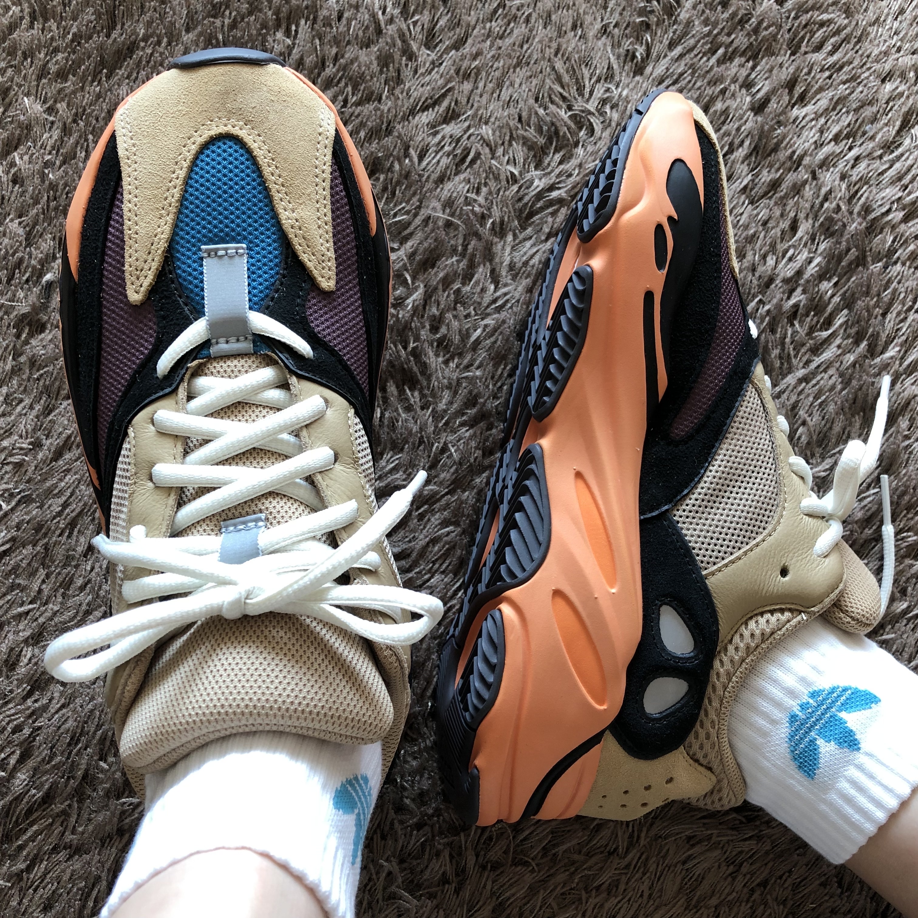 Adidas Yeezy Boost 700 Enflame Amber 착용 스타일 - 3