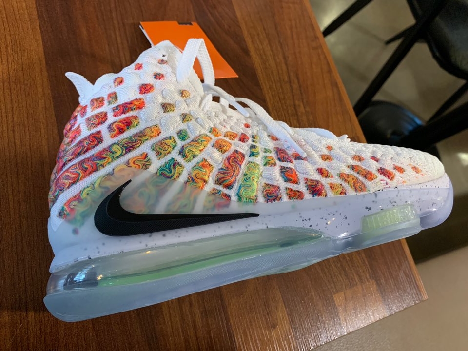 Nike LeBron 17 Air Command Force 착용 스타일