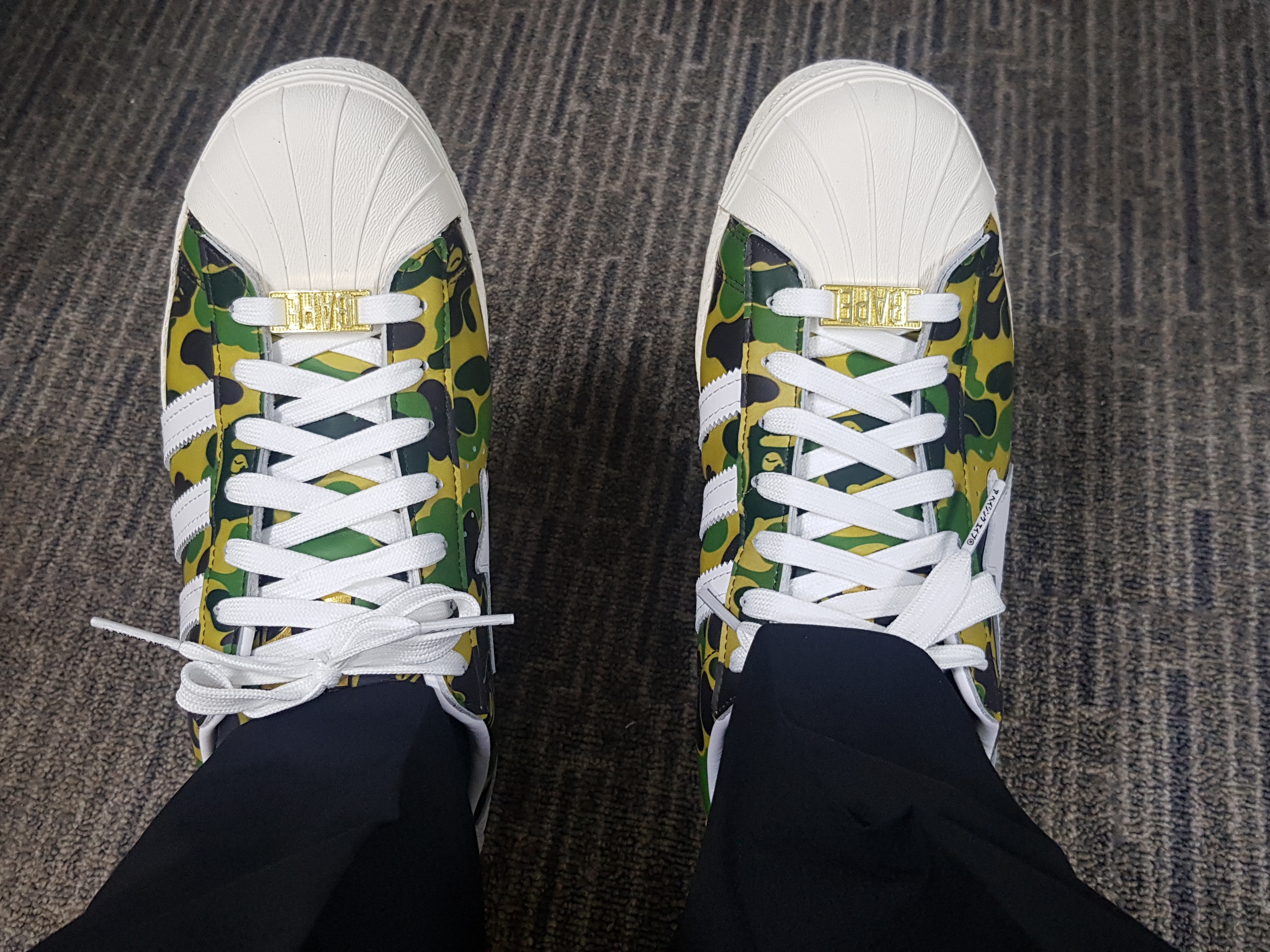 Adidas x BAPE Superstar 80s Green Camo 착용 스타일