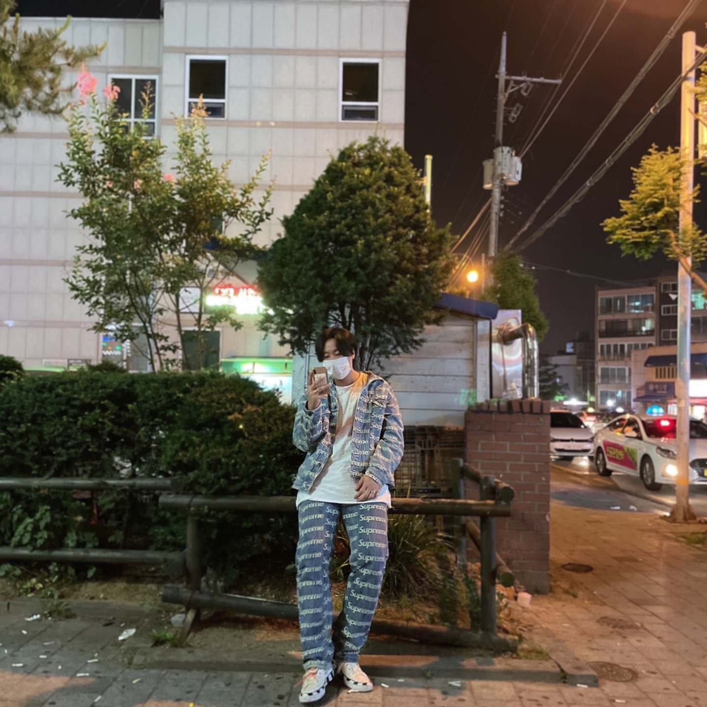 Supreme Frayed Logos Denim Trucker Jacket Blue - 21SS, Supreme Frayed Logos Regular Jean Blue - 21SS 착용 스타일