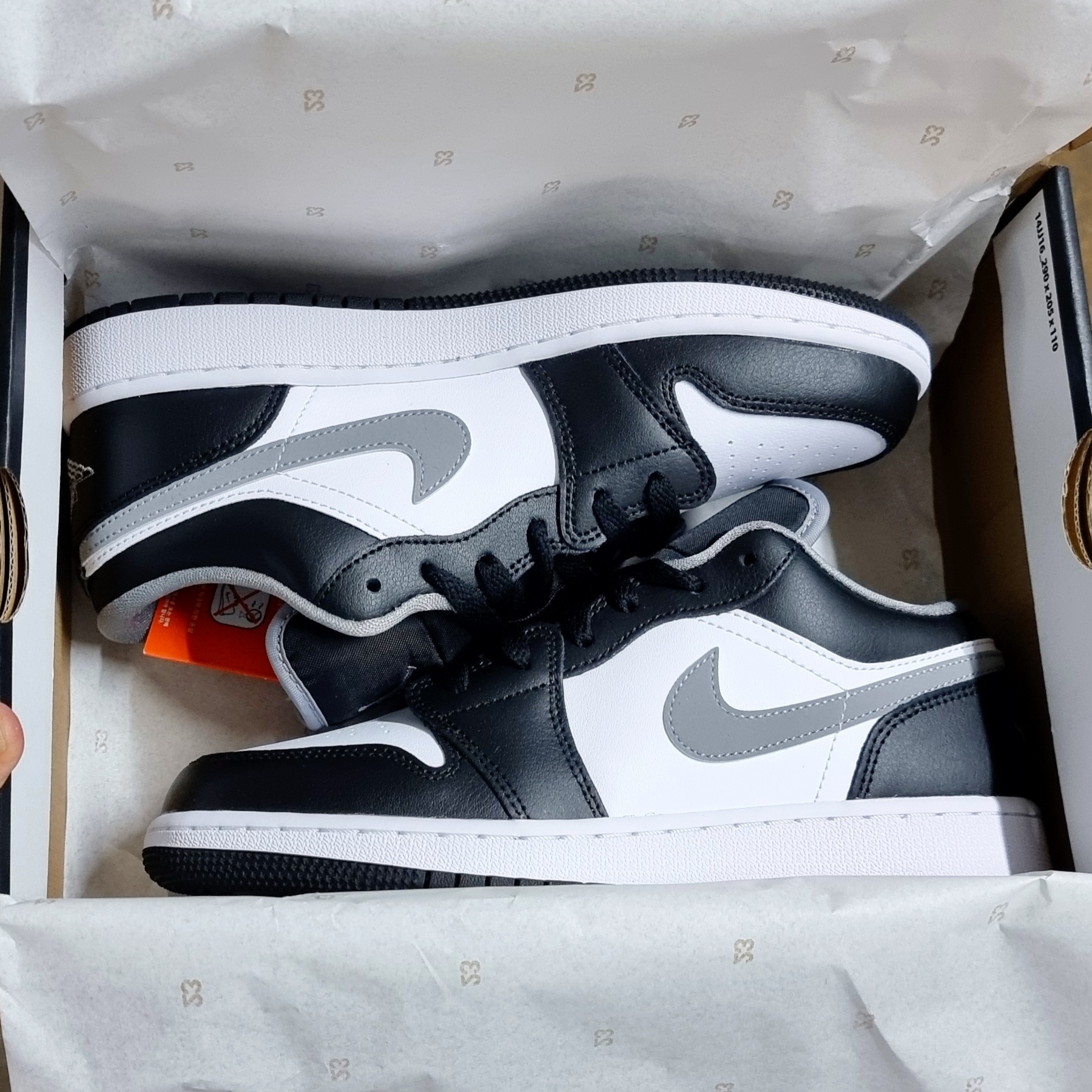 (GS) Jordan 1 Low Black Particle Grey, Nike Dunk Low Retro Black 착용 스타일 - 4