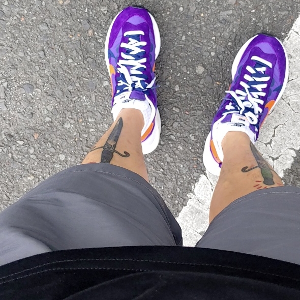 Nike x Sacai VaporWaffle Dark Iris 착용 스타일
