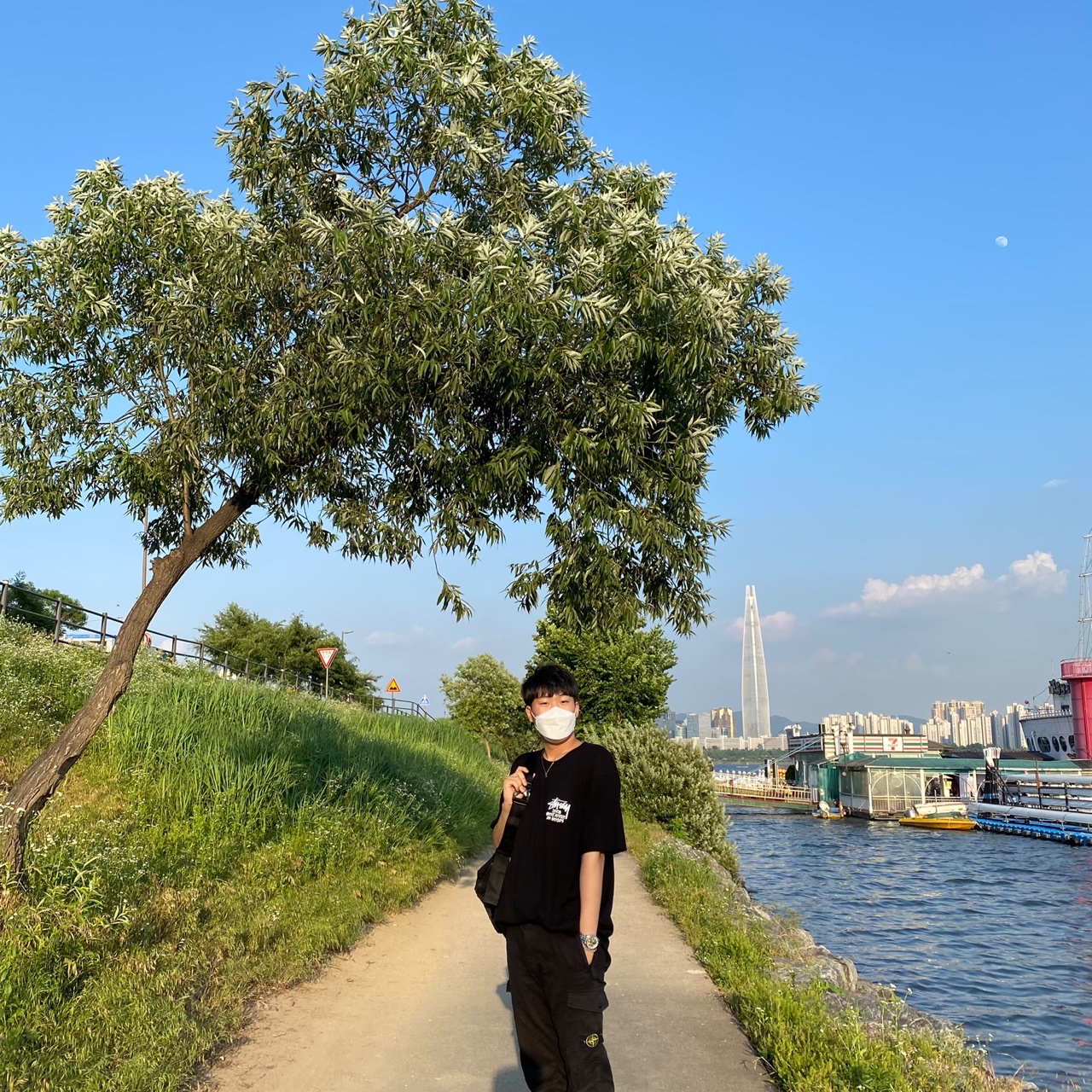 Stussy Stock DSM Los Angeles T-Shirt Black, Stone Island 31310 Cargo Pants Black - 20FW 착용 스타일