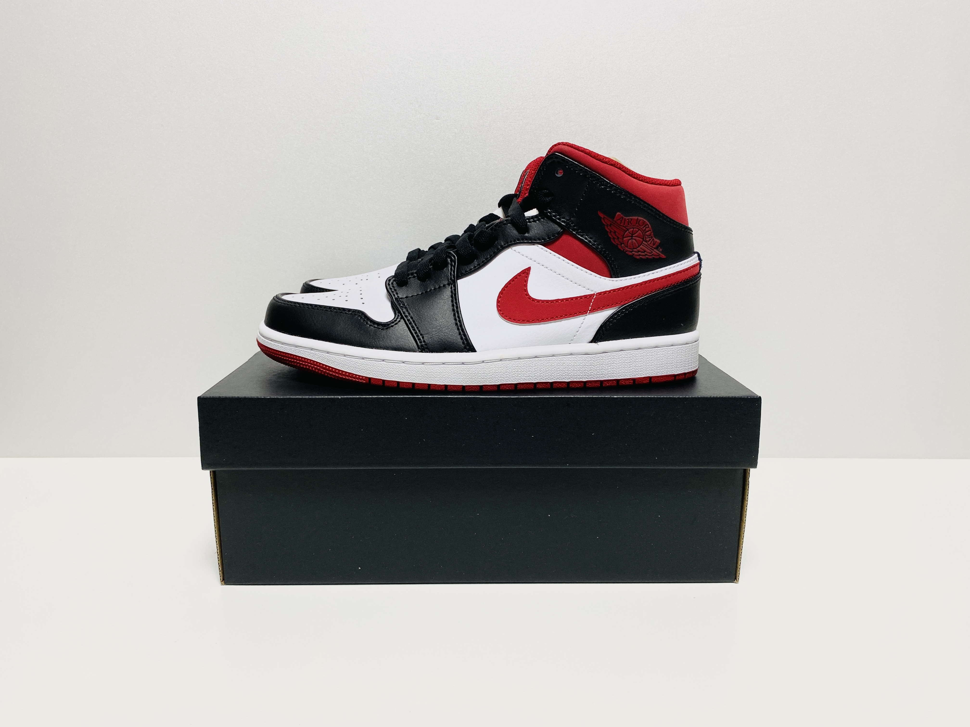 Jordan 1 Mid Gym Red Black White 착용 스타일 - 1