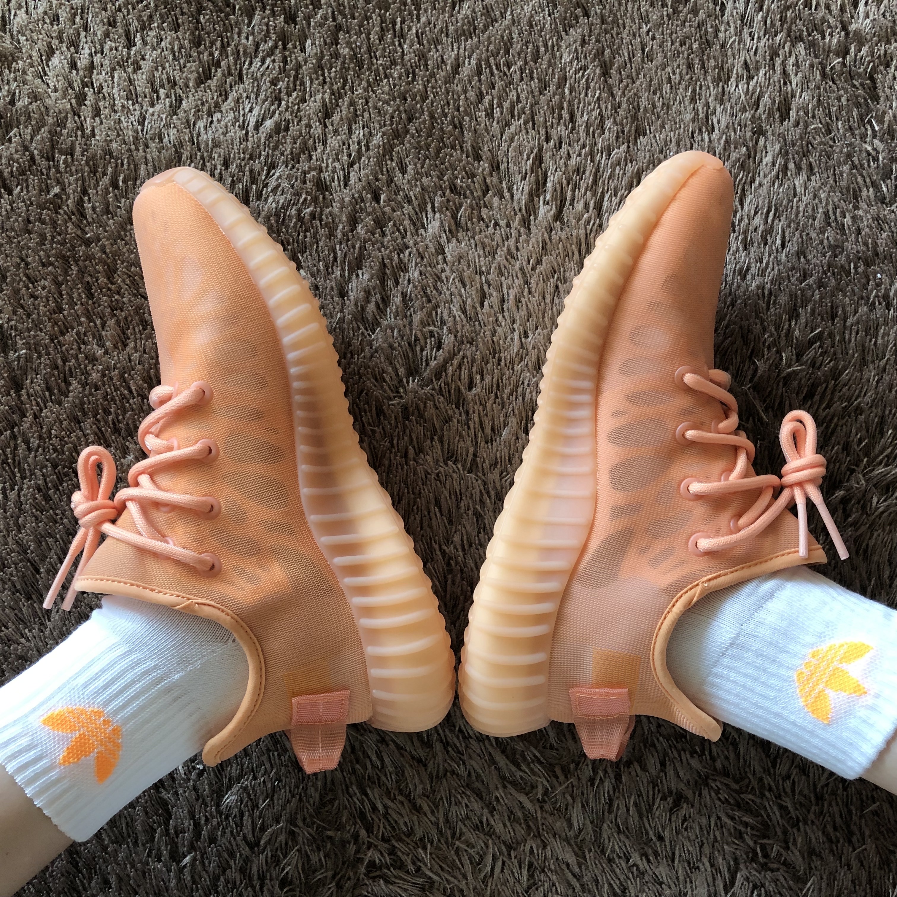 Adidas Yeezy Boost 350 V2 Mono Clay 착용 스타일 - 1