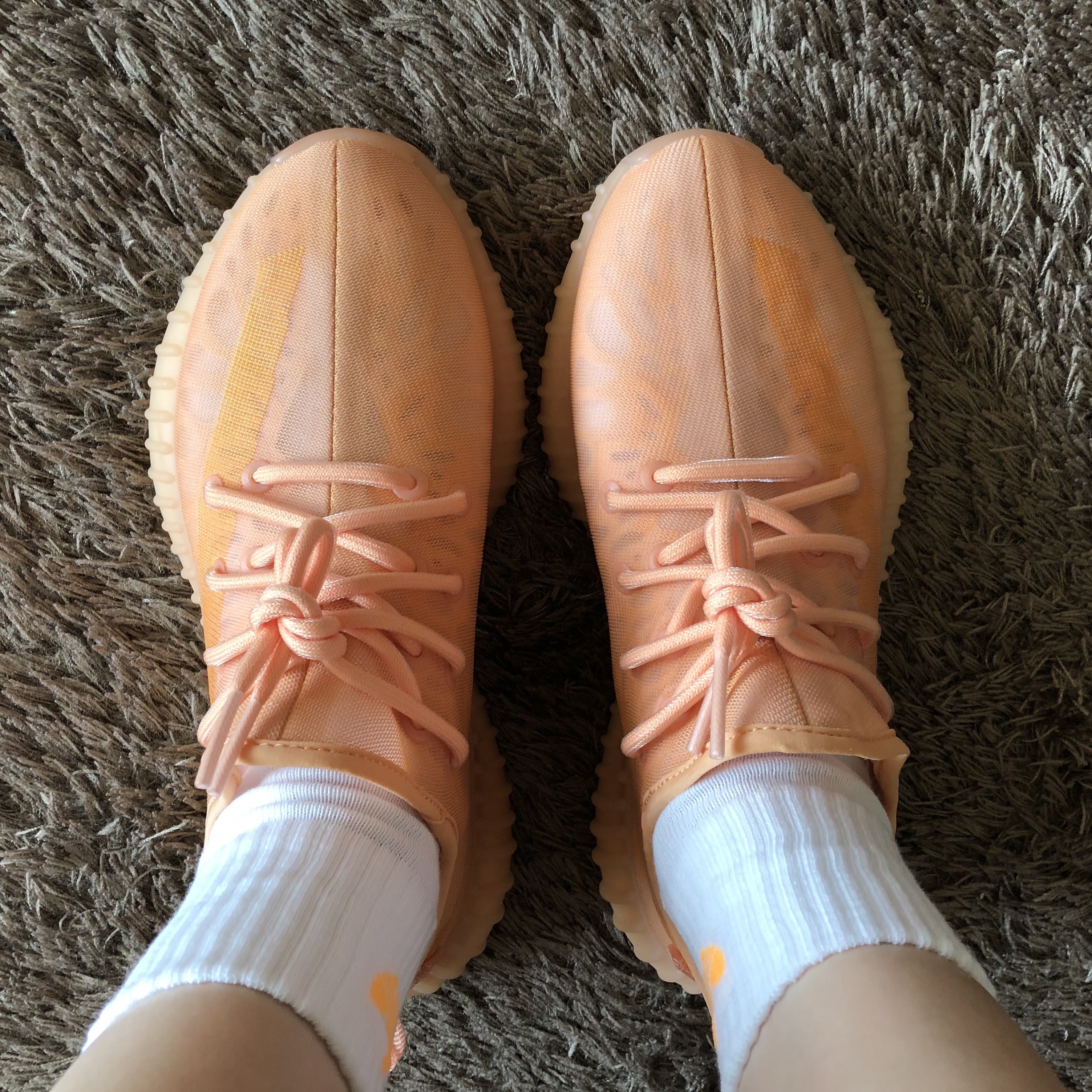 Adidas Yeezy Boost 350 V2 Mono Clay 착용 스타일 - 2