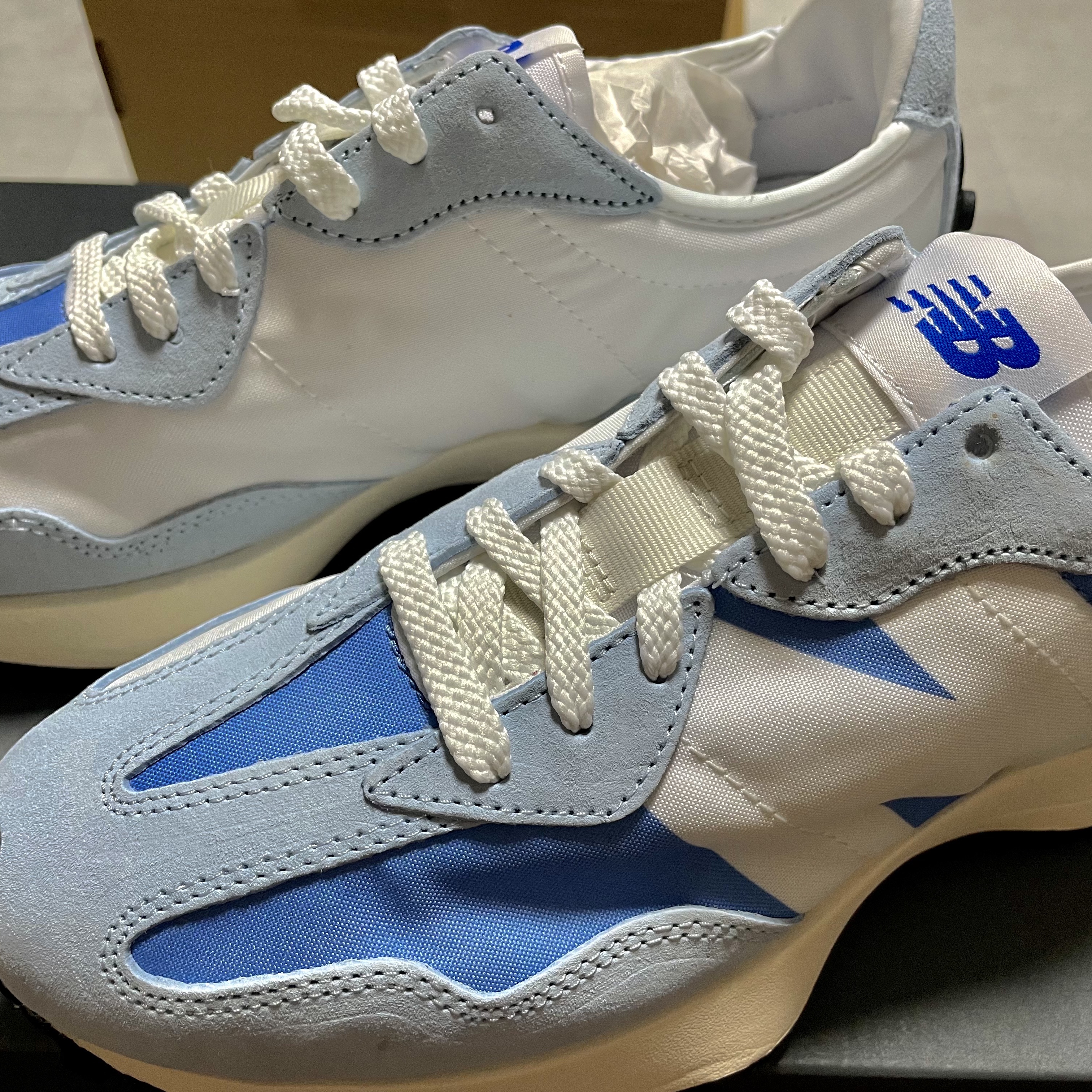 New Balance 327 Blue White 착용 스타일