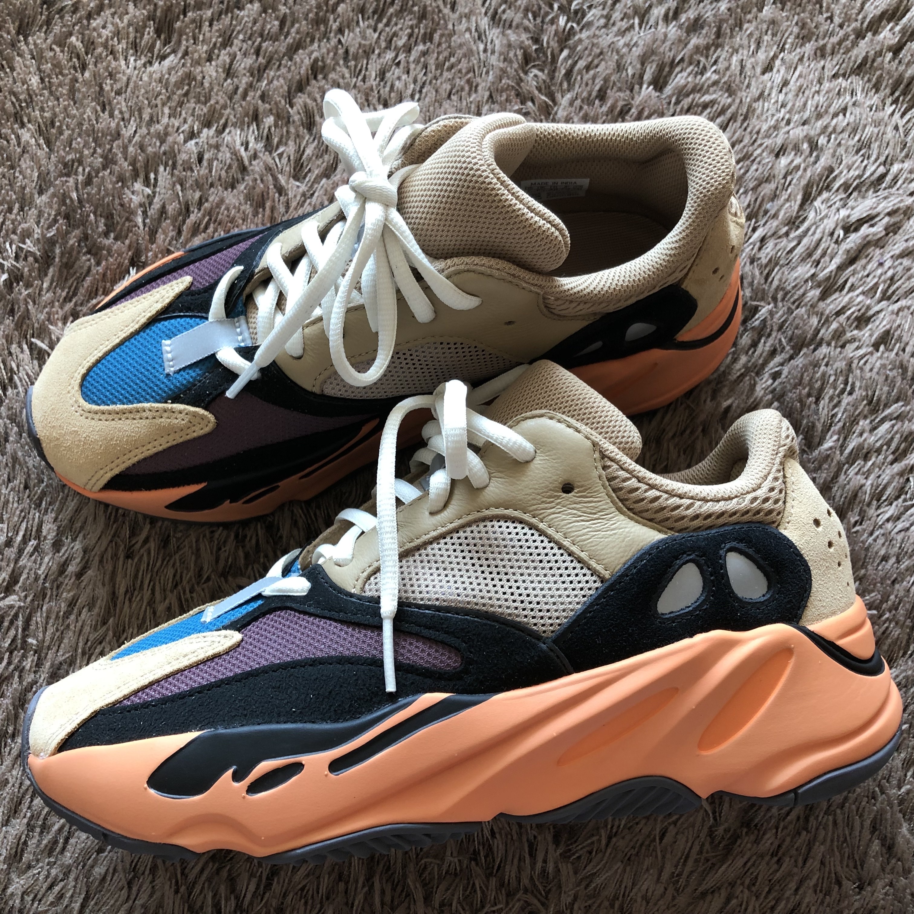 Adidas Yeezy Boost 700 Enflame Amber 착용 스타일 - 5