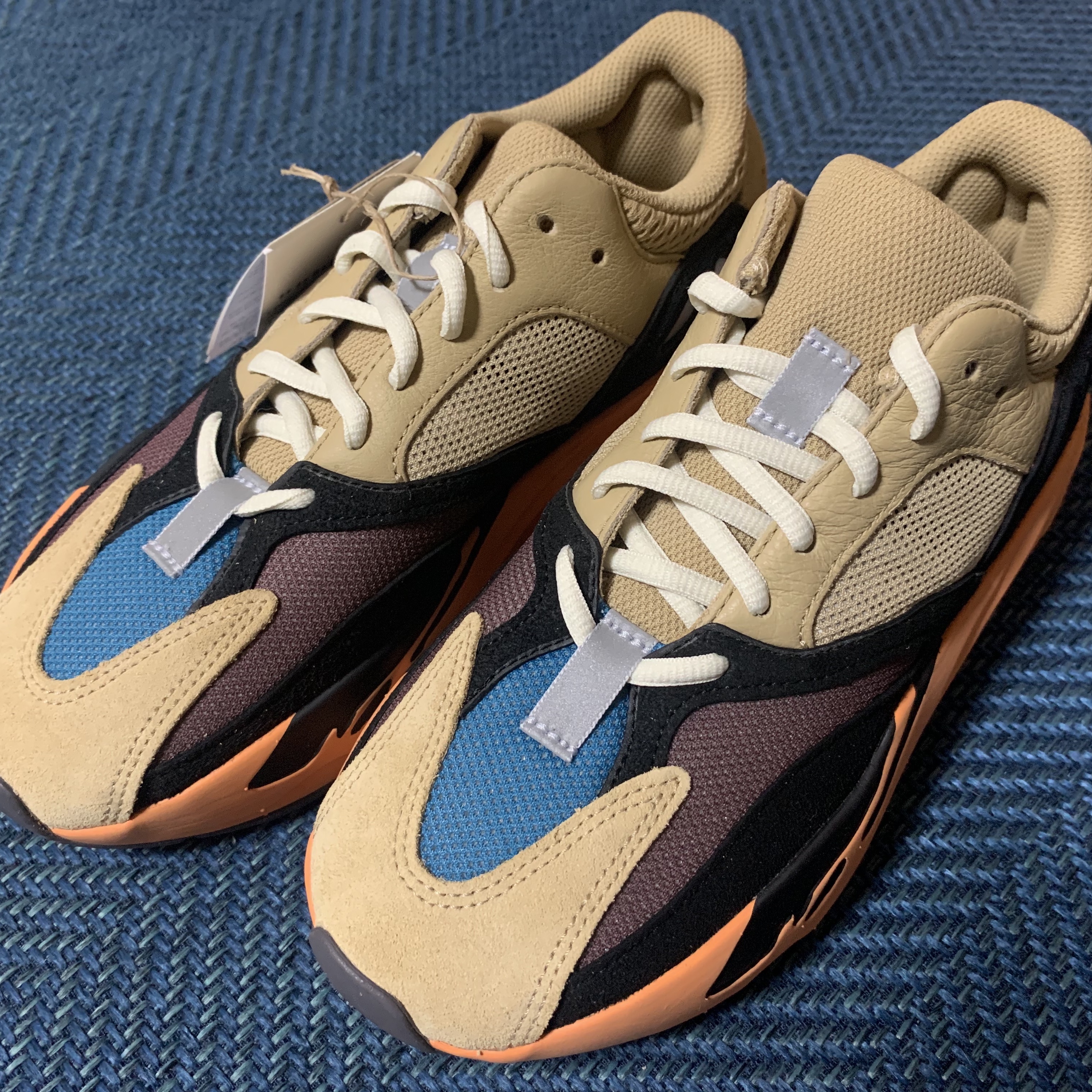 Adidas Yeezy Boost 700 Enflame Amber 착용 스타일
