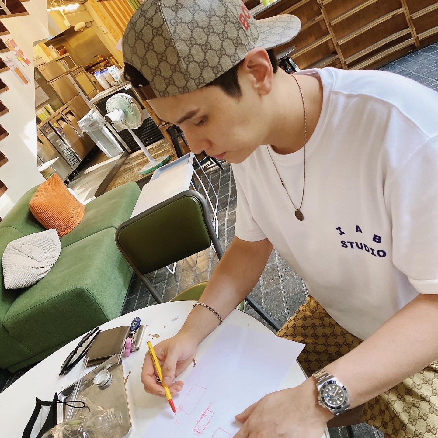 Adidas Yeezy Foam RNNR Sand, IAB Studio T-Shirt White 착용 스타일 - 2
