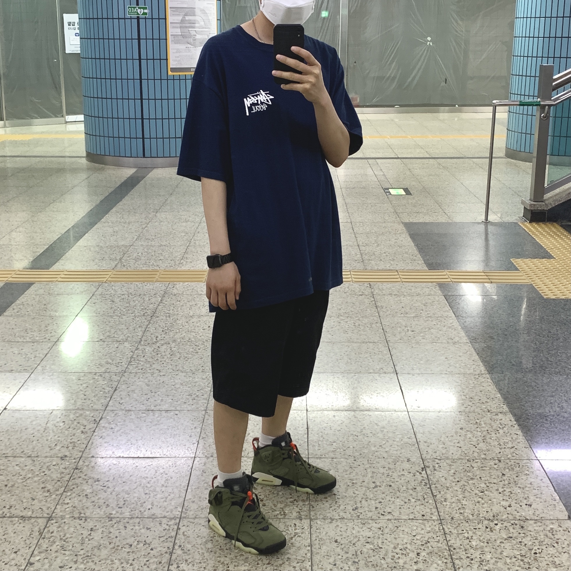 Jordan 6 x Travis Scott Retro Olive 착용 스타일