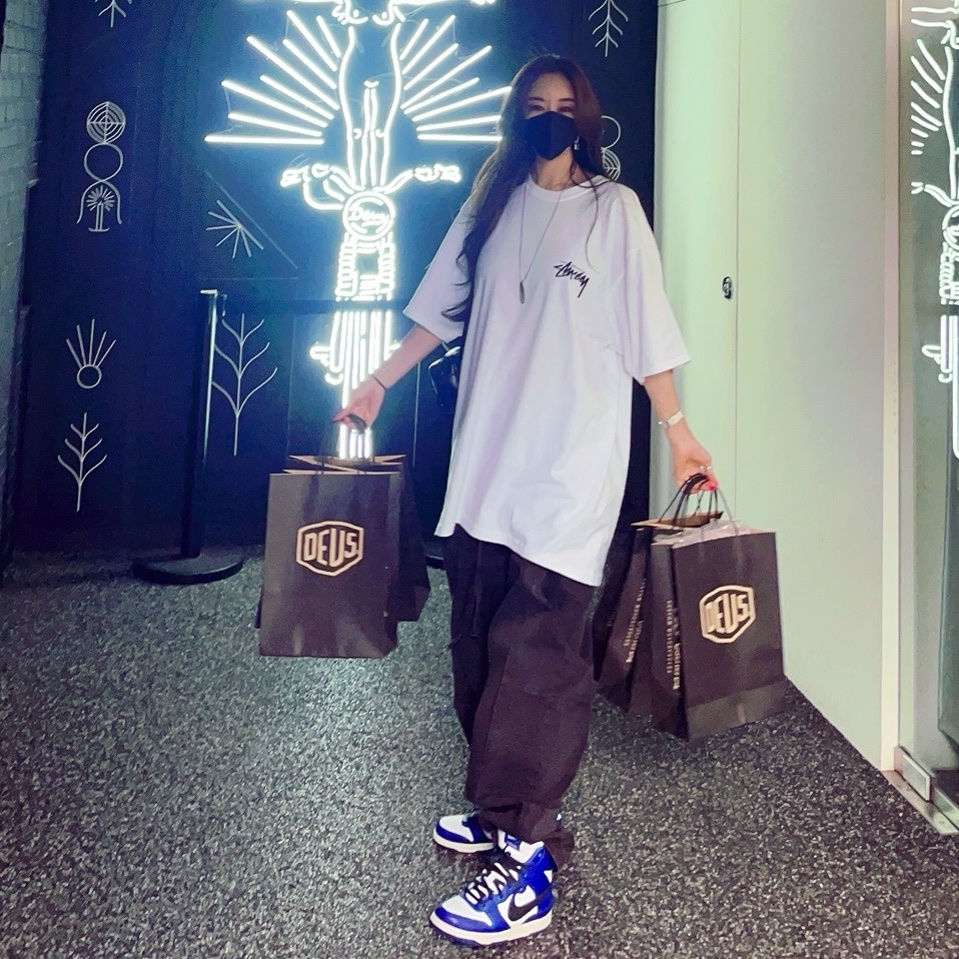 Nike x Ambush Dunk High Deep Royal Blue, Stussy Reflection T-Shirt White 착용 스타일 - 1