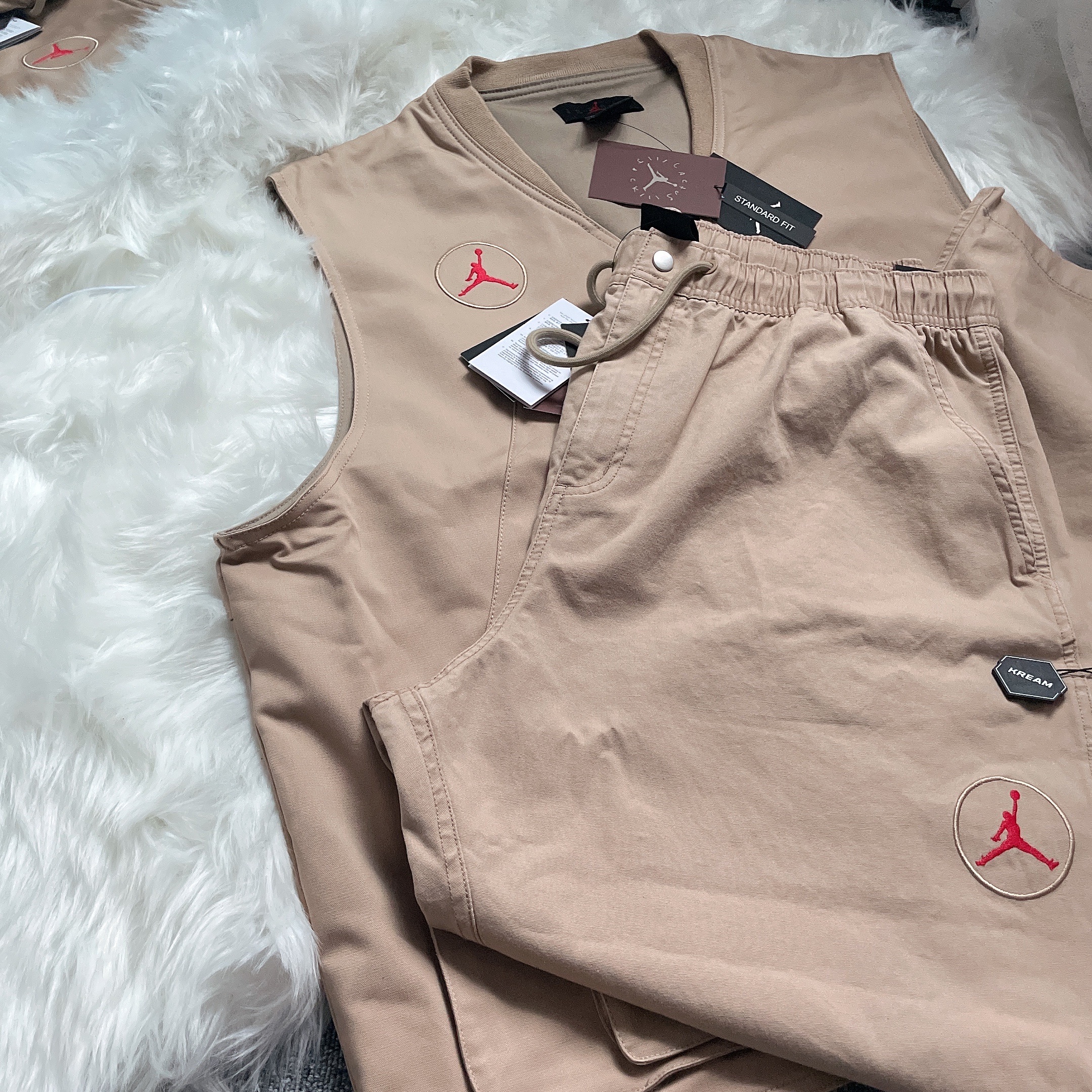 Jordan x Travis Scott Canvas Pants - US/EU, Jordan x Travis Scott Utility Vest - US/EU 착용 스타일 - 2