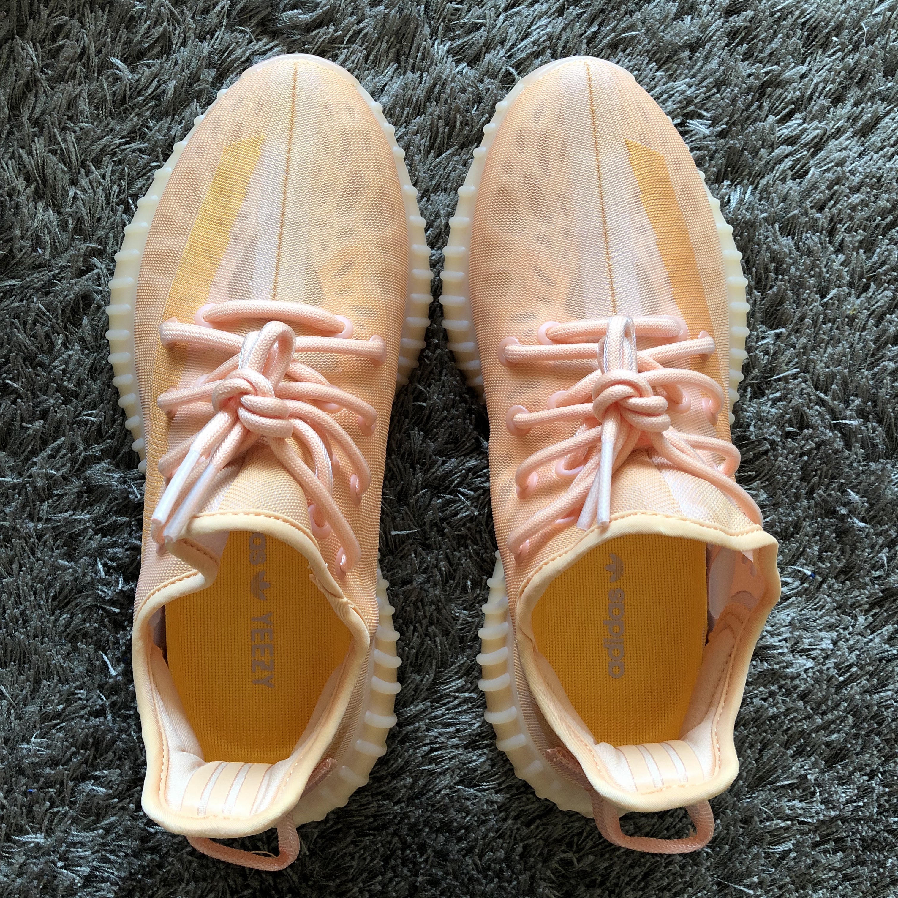 Adidas Yeezy Boost 350 V2 Mono Clay 착용 스타일 - 4