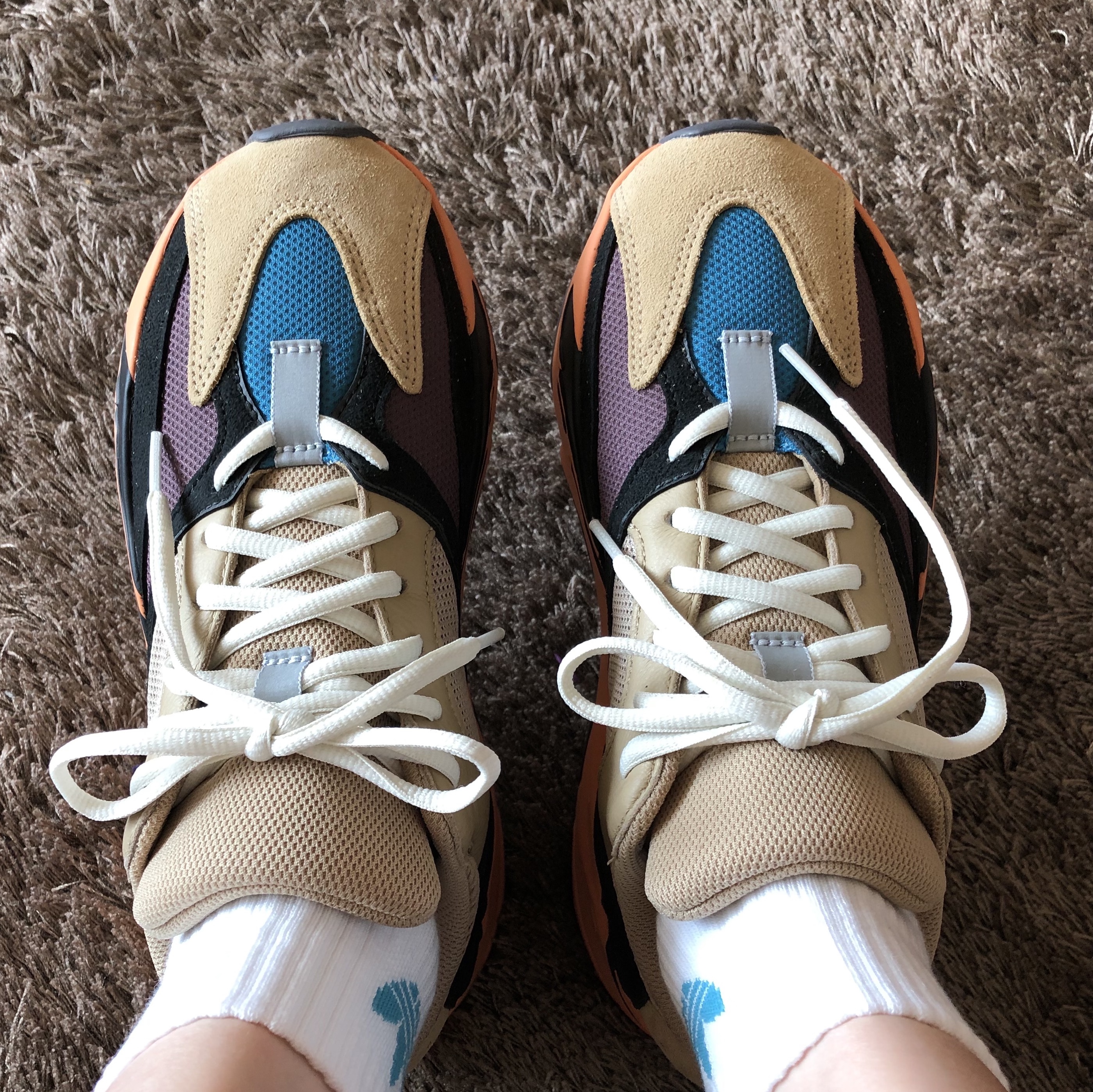 Adidas Yeezy Boost 700 Enflame Amber 착용 스타일 - 2