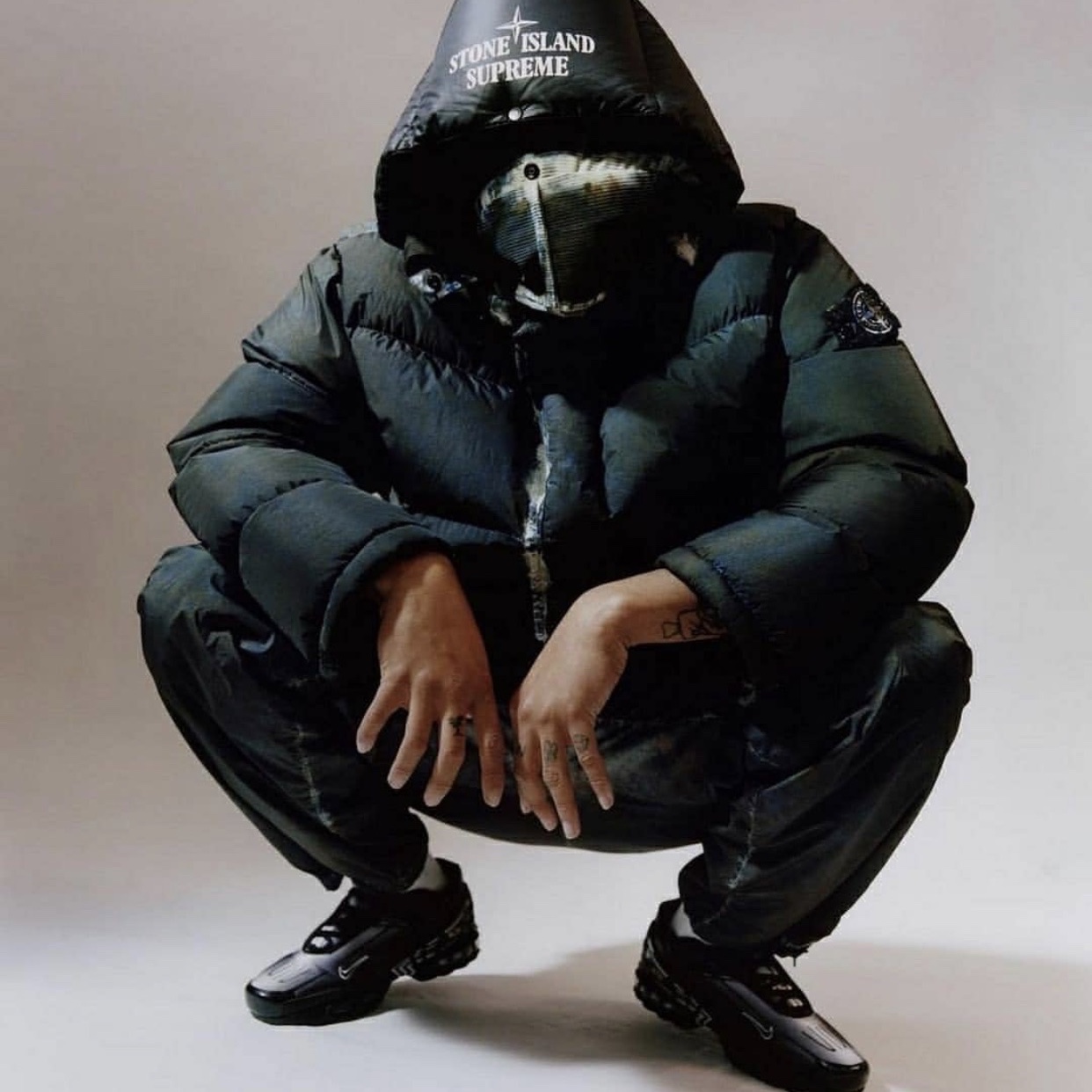 Supreme x Stone Island Painted Camo Crinkle Down Jacket Dark Teal - 20FW, Supreme x Stone Island Painted Camo Nylon Shoulder Bag Black - 20FW 착용 스타일 - 1