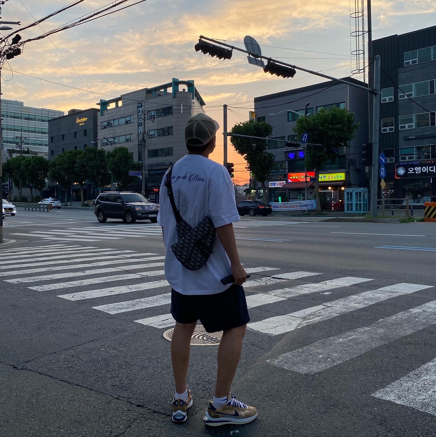 Nike x Sacai VaporWaffle Sesame and Blue Void 착용 스타일 - 2