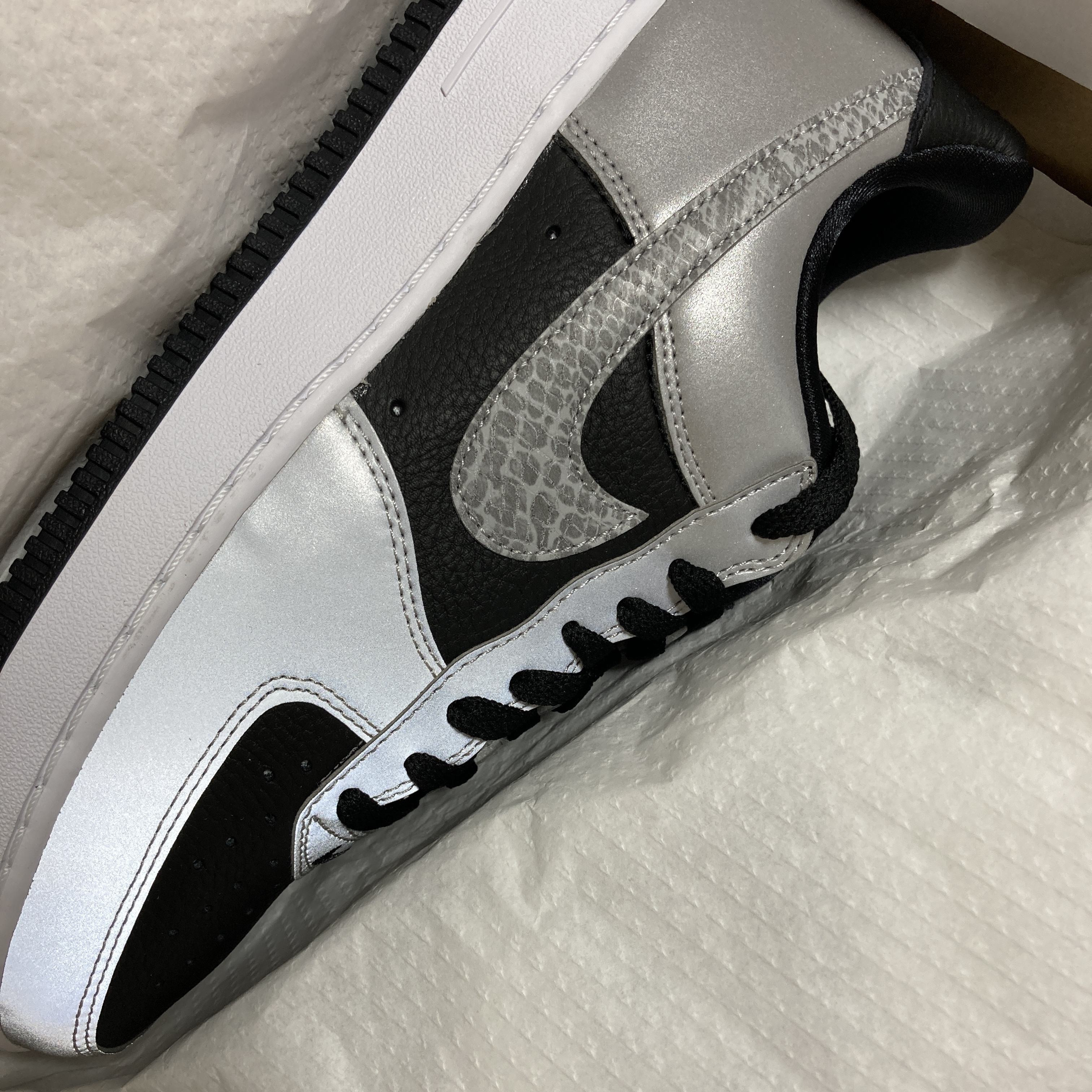 Nike Air Force 1 B Silver Snake 착용 스타일